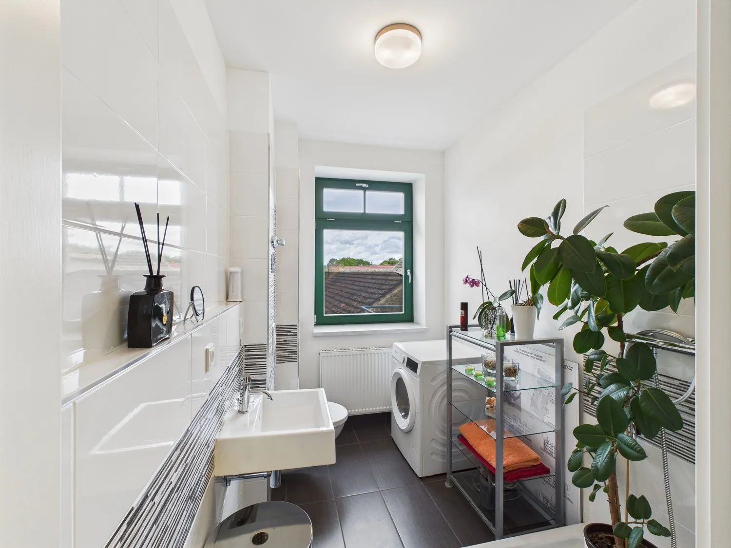 Duschbad mit Fenster und WM-Anschluss