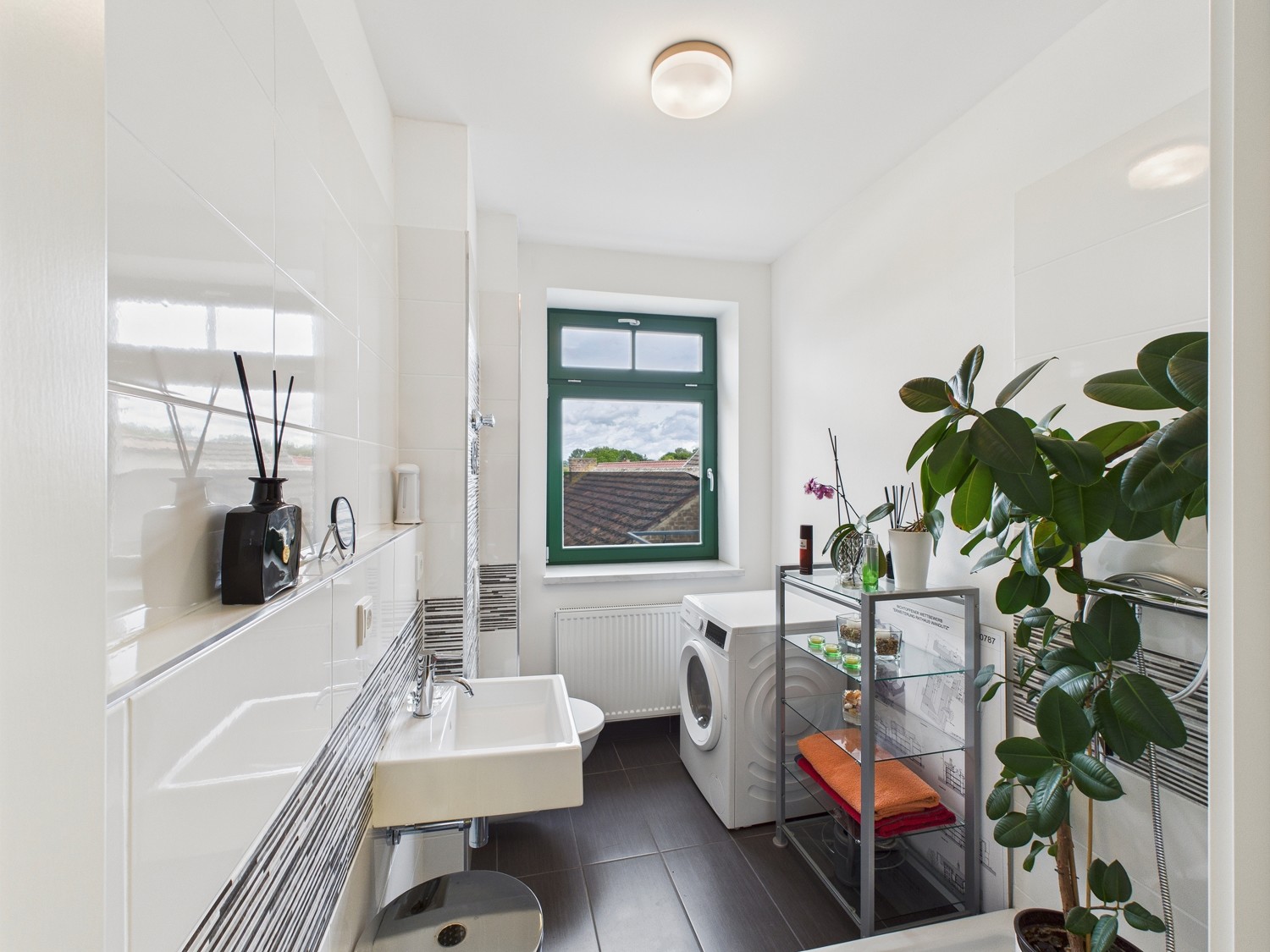 Duschbad mit Fenster und WM-Anschluss