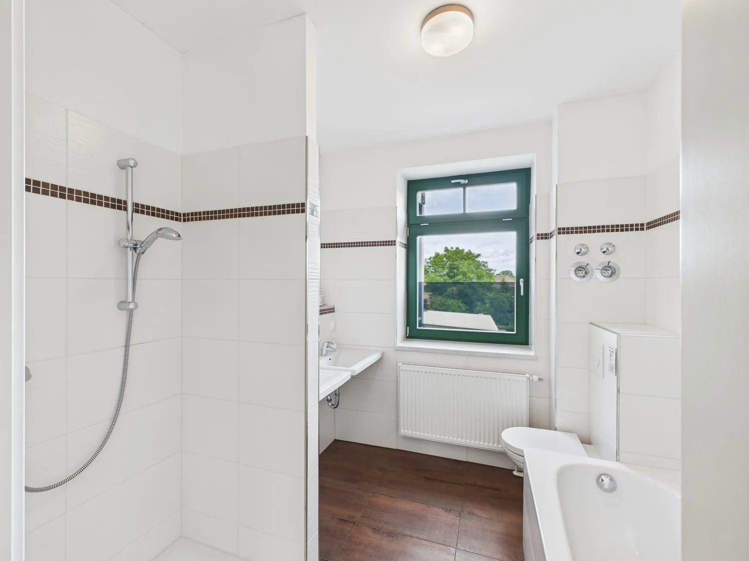 Wannenbad mit Fenster