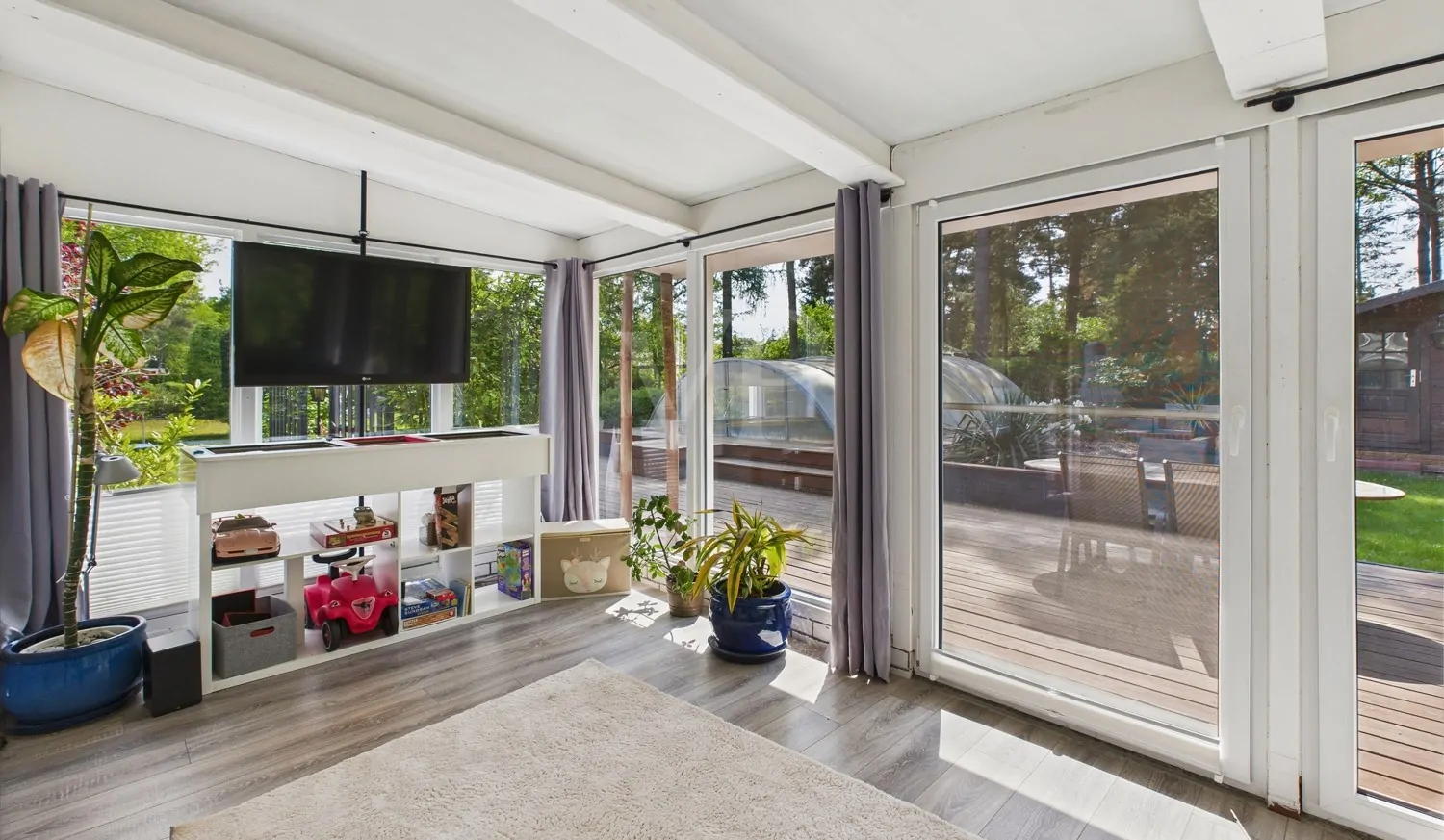 Wohnzimmer mit Blick in den Garten