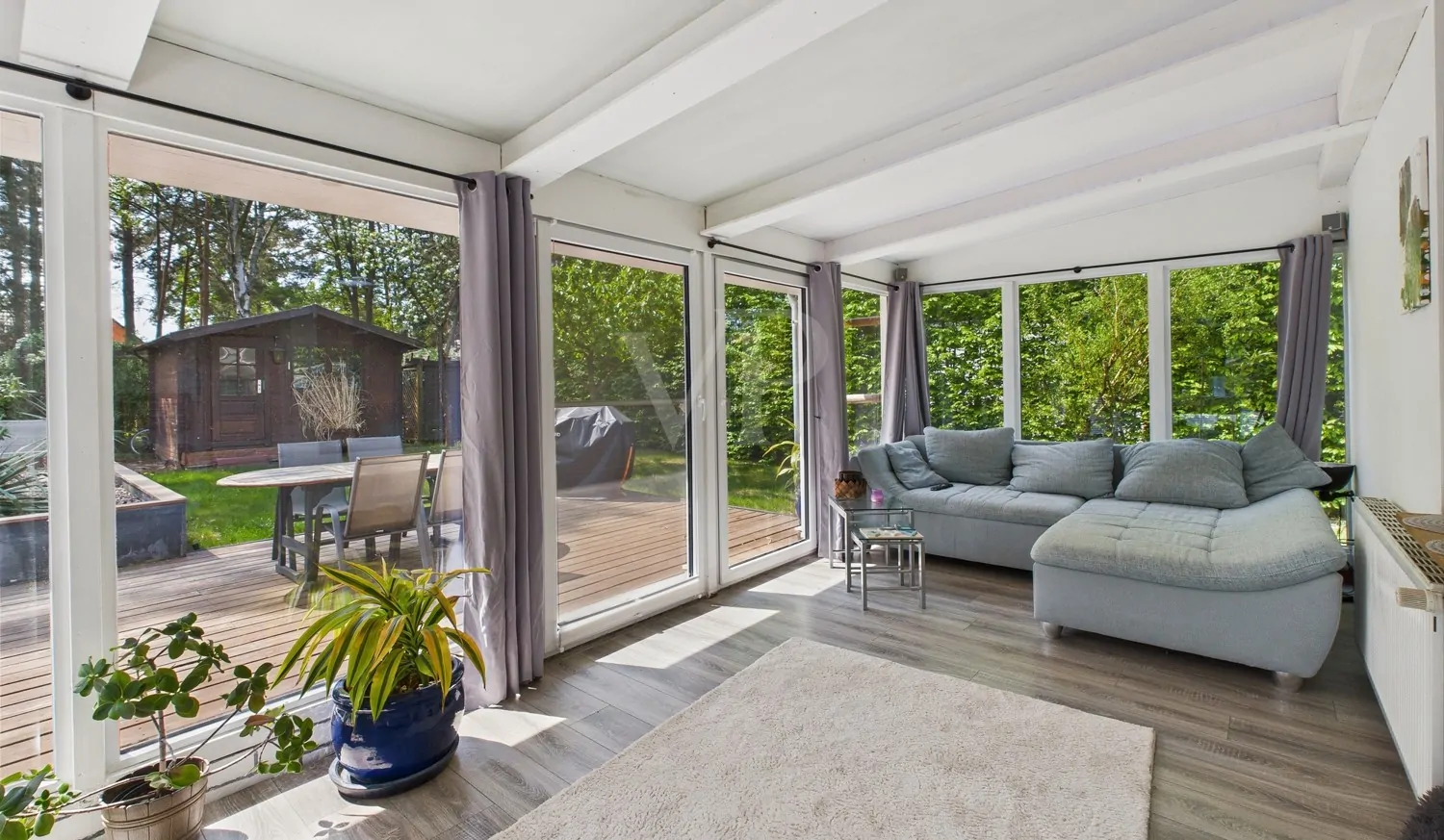 Wohnzimmer mit Blick in den Garten