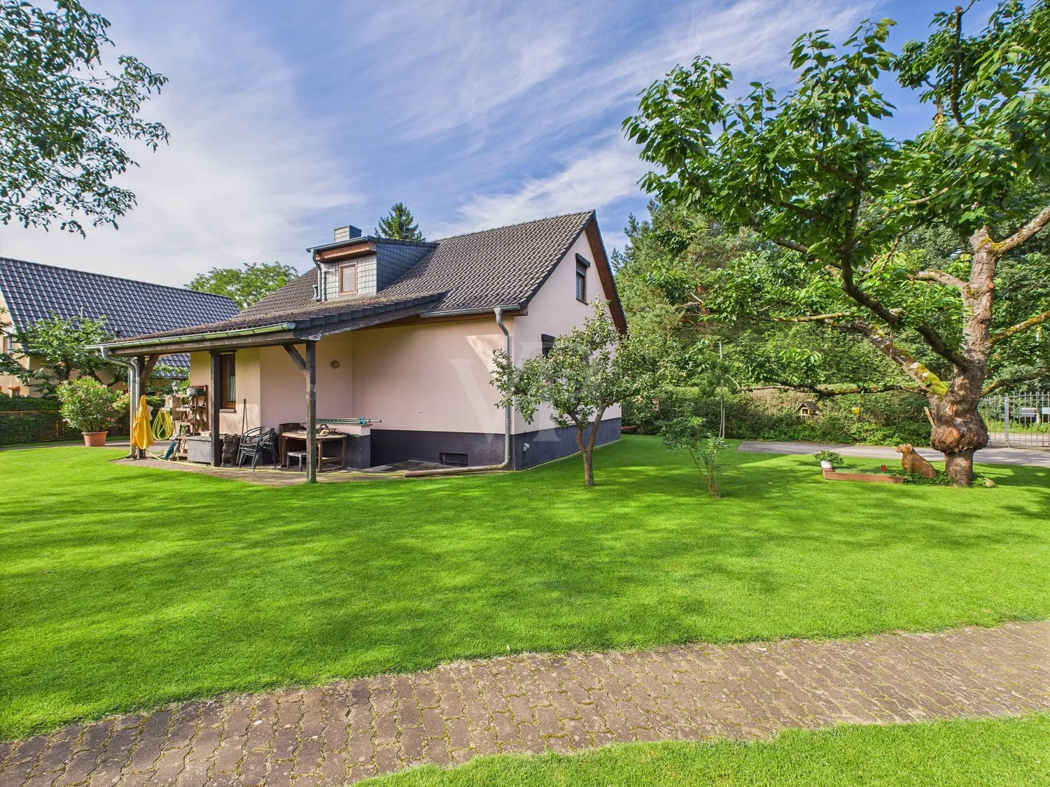 seitliche Hausansicht