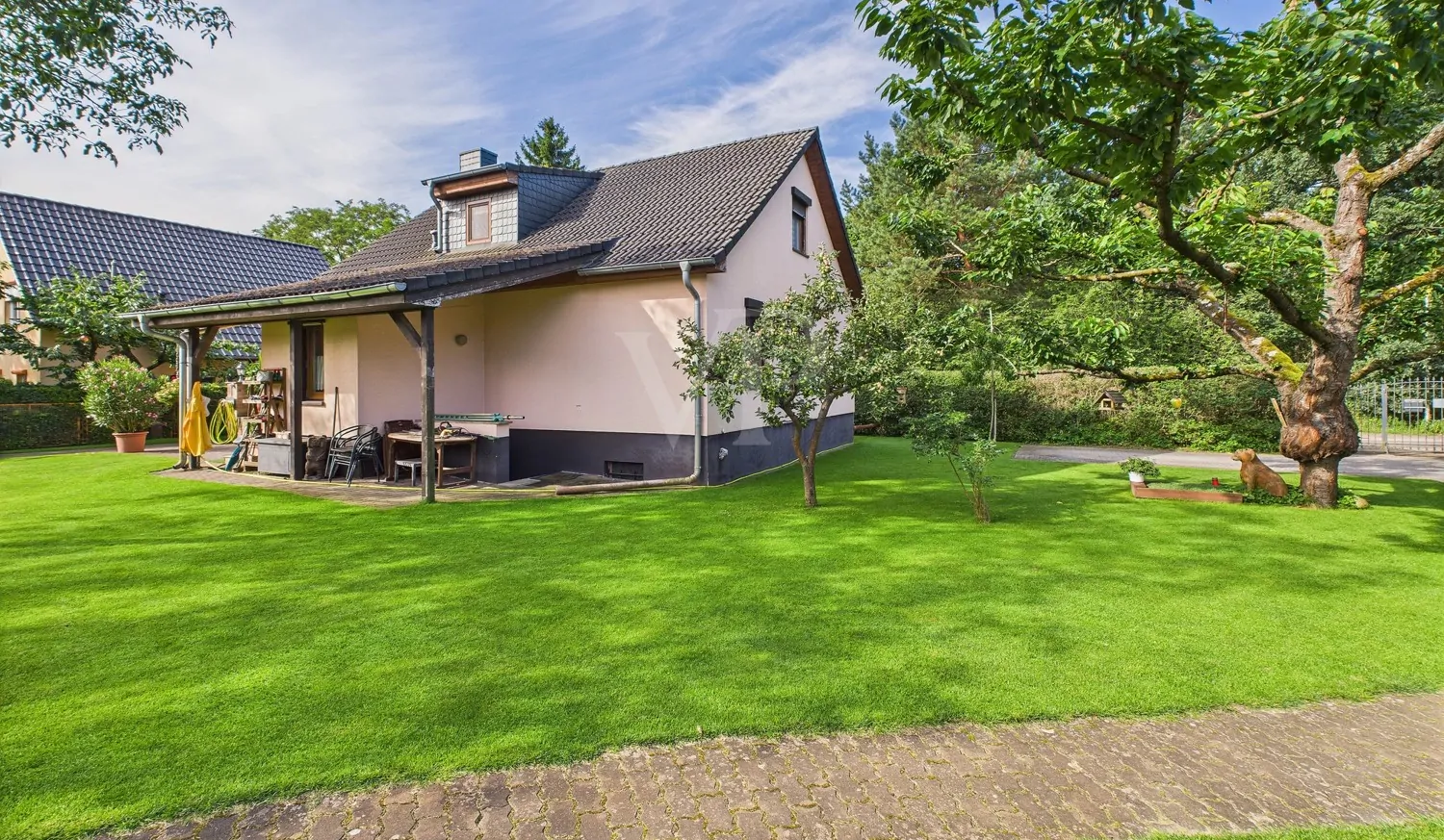 seitliche Hausansicht