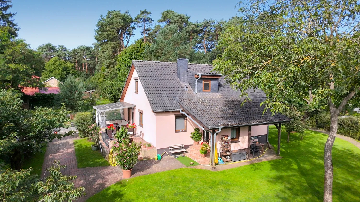 seitliche Hausansicht (Drohnenaufnahme)