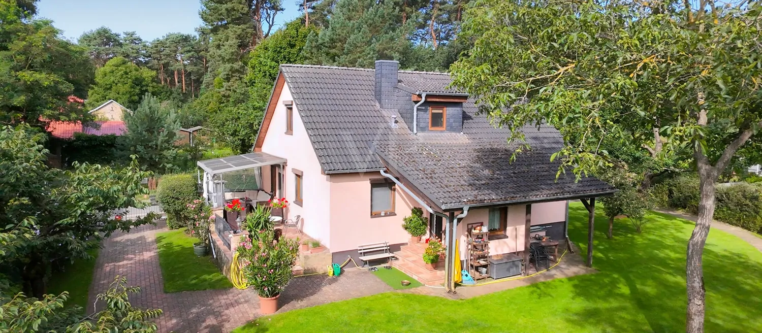 seitliche Hausansicht (Drohnenaufnahme)