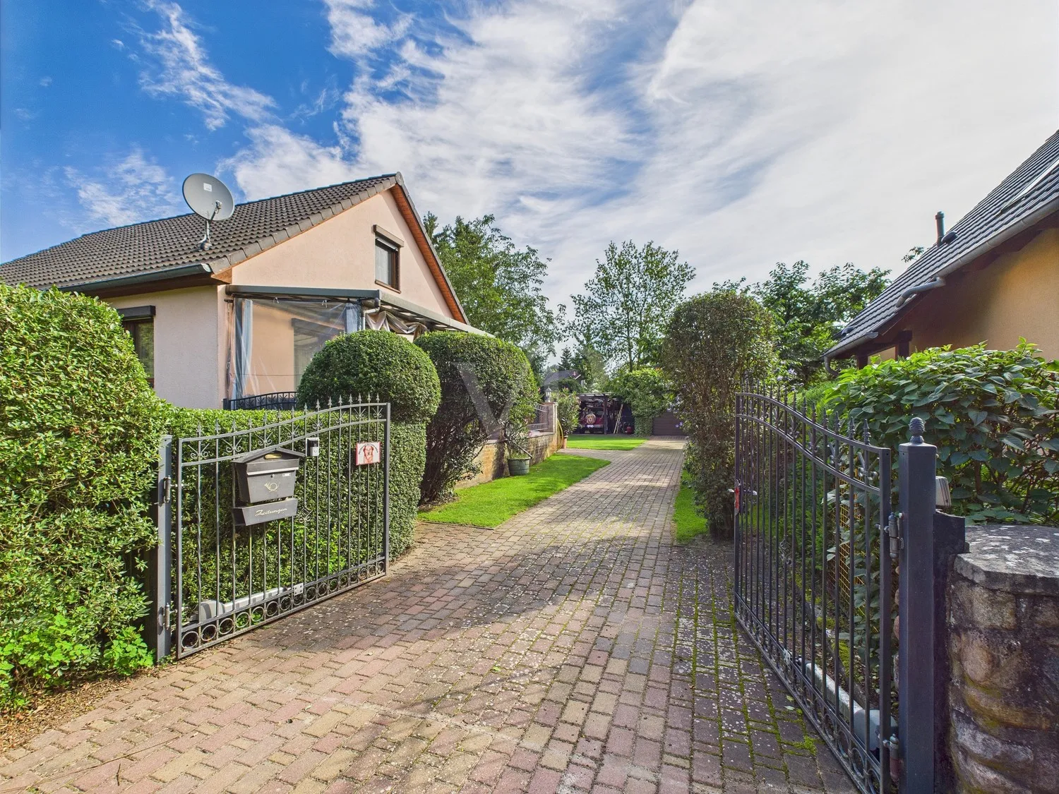 rechte Einfahrt zum Grundstück