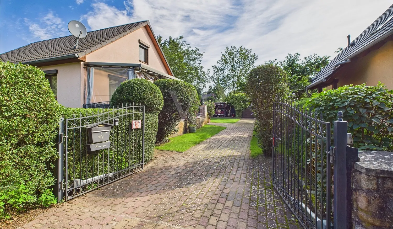 rechte Einfahrt zum Grundstück