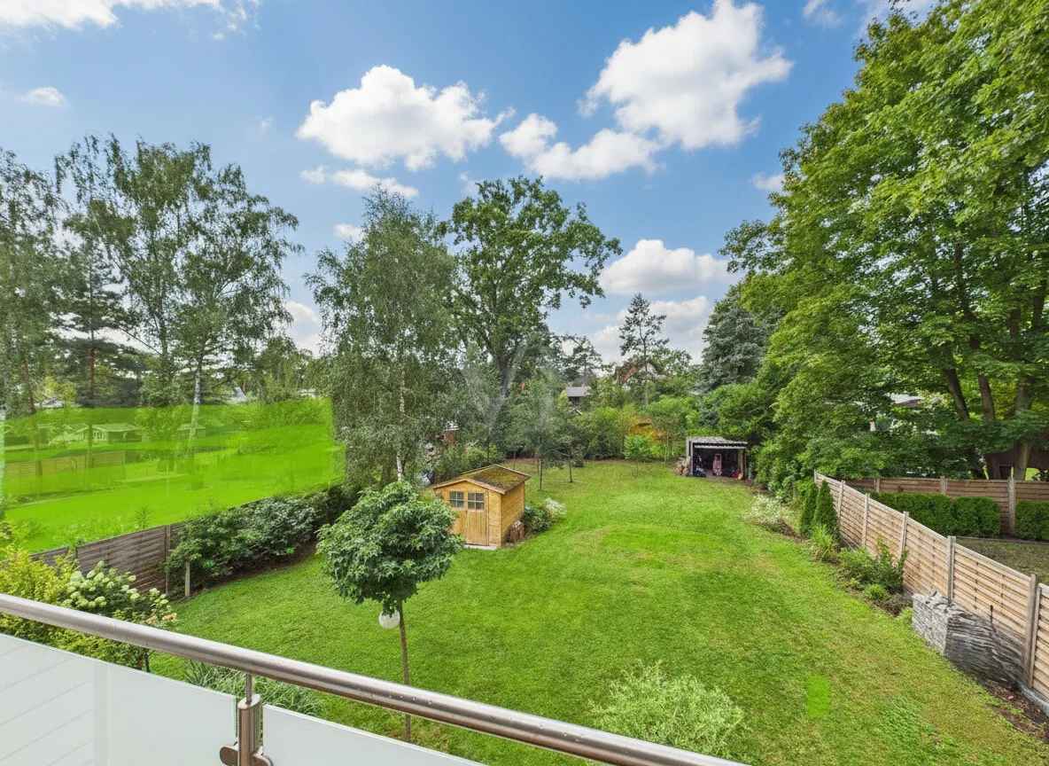 Blick vom Balkon in den Garten