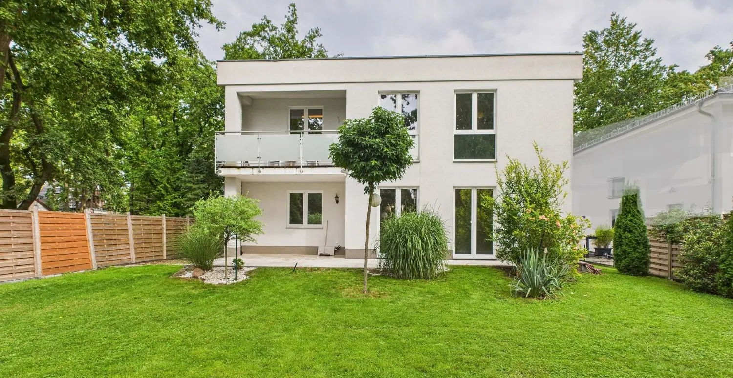 Hausansicht vom Garten blickend