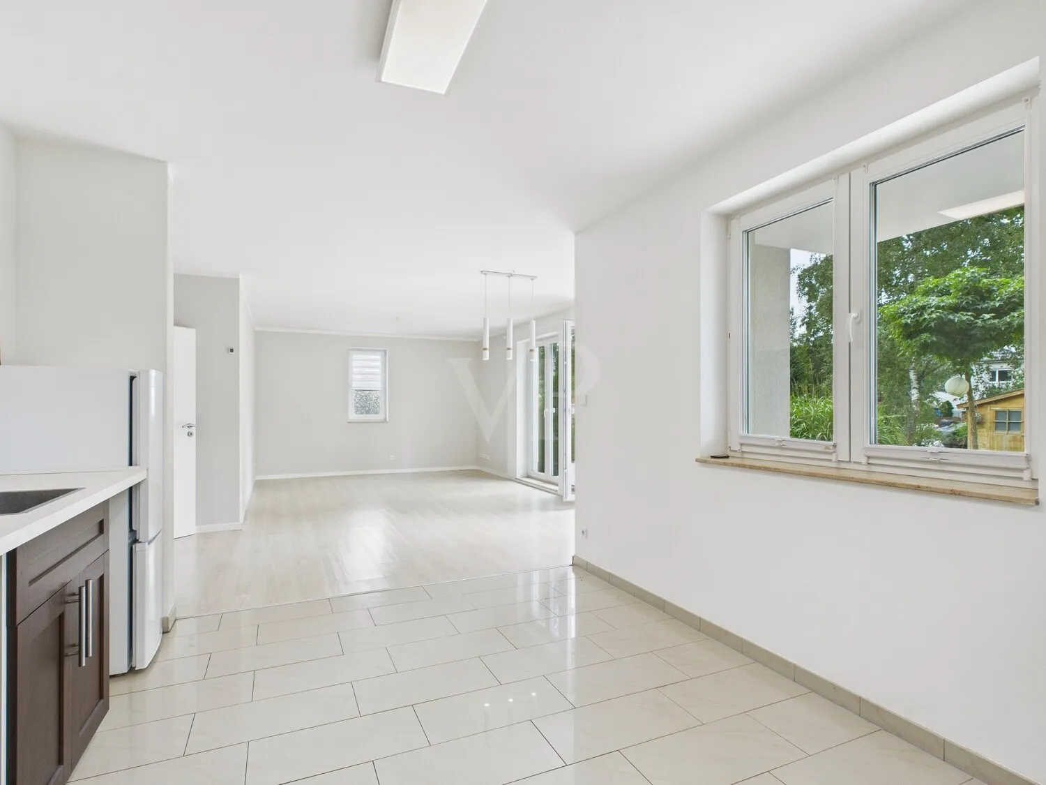 Blick von der Küche in den Wohnbereich