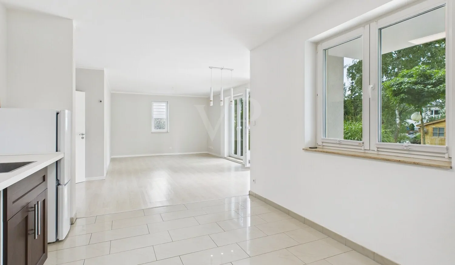 Blick von der Küche in den Wohnbereich