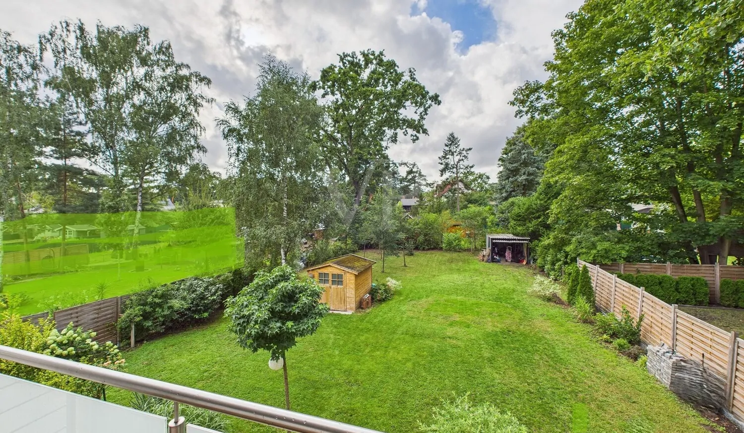 Blick vom Balkon in den Garten