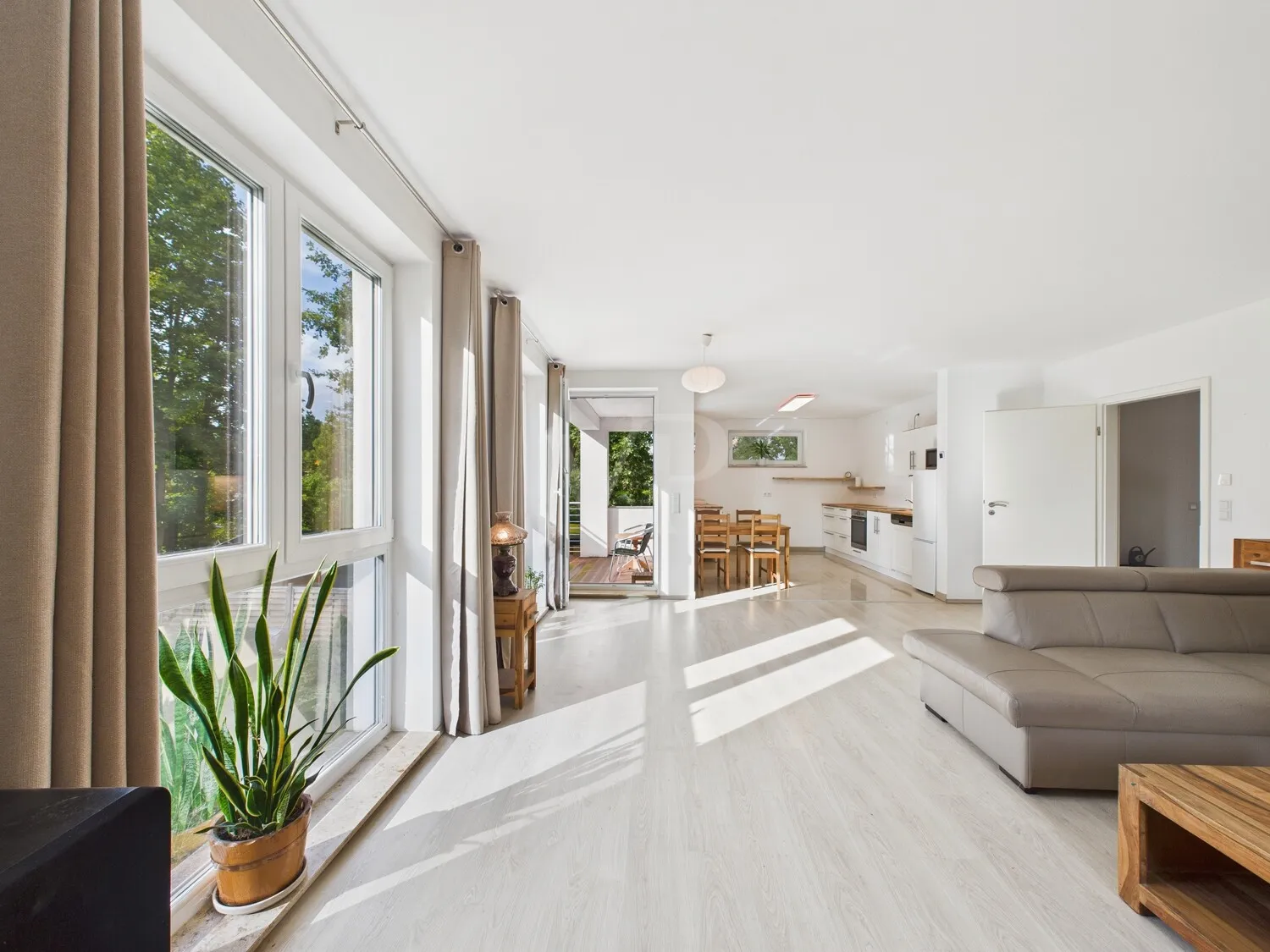 Bodentiefe Fenster umlaufend