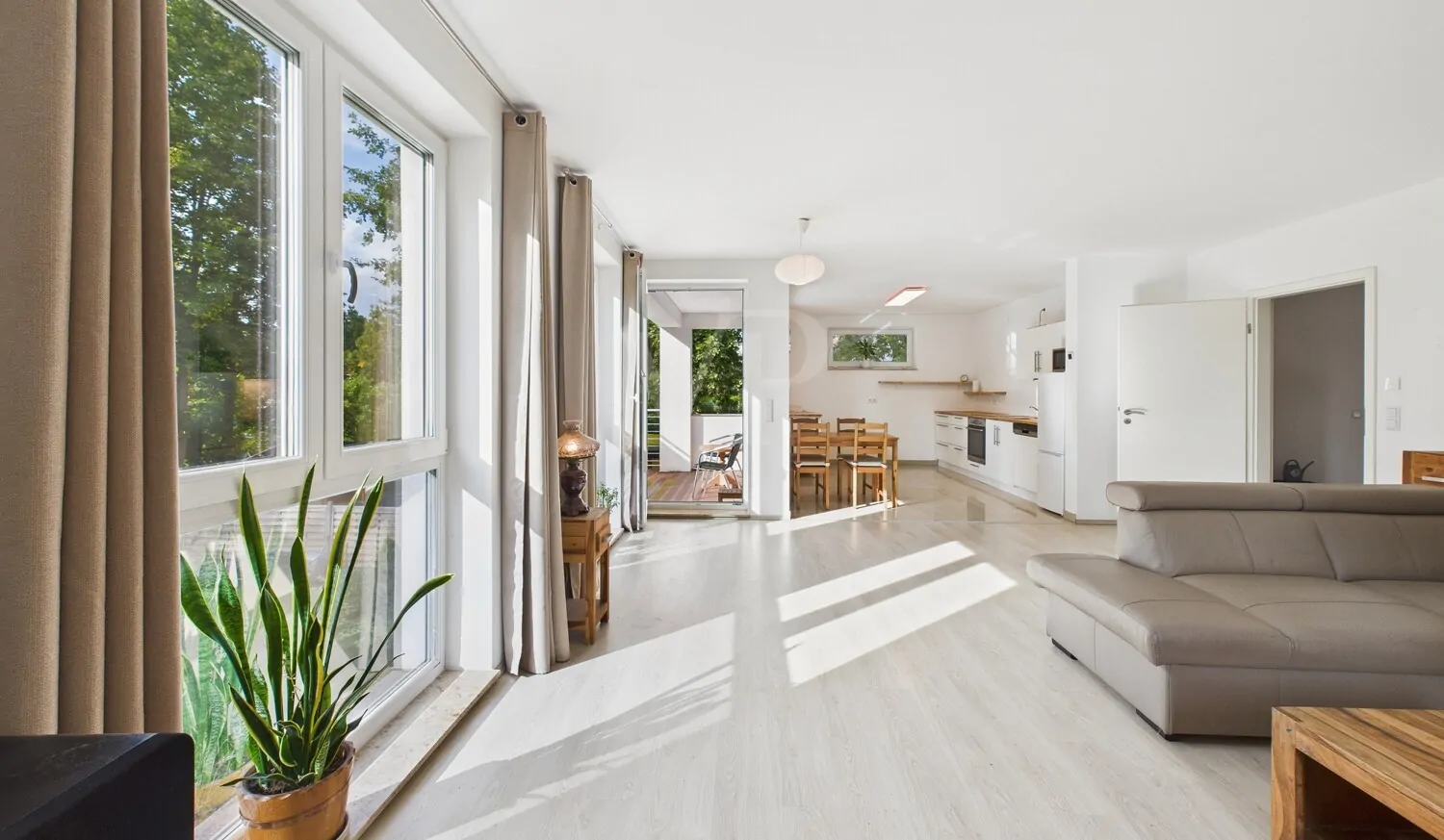 Bodentiefe Fenster umlaufend