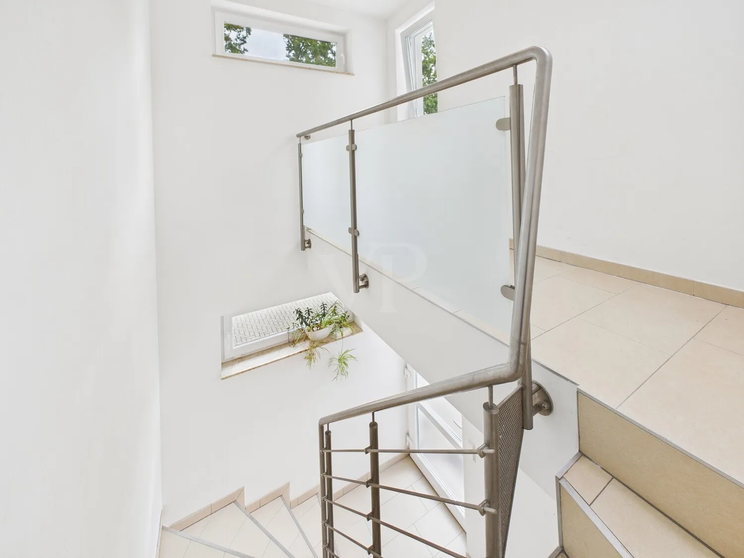 Helles Treppenhaus mit autarkem Zugang