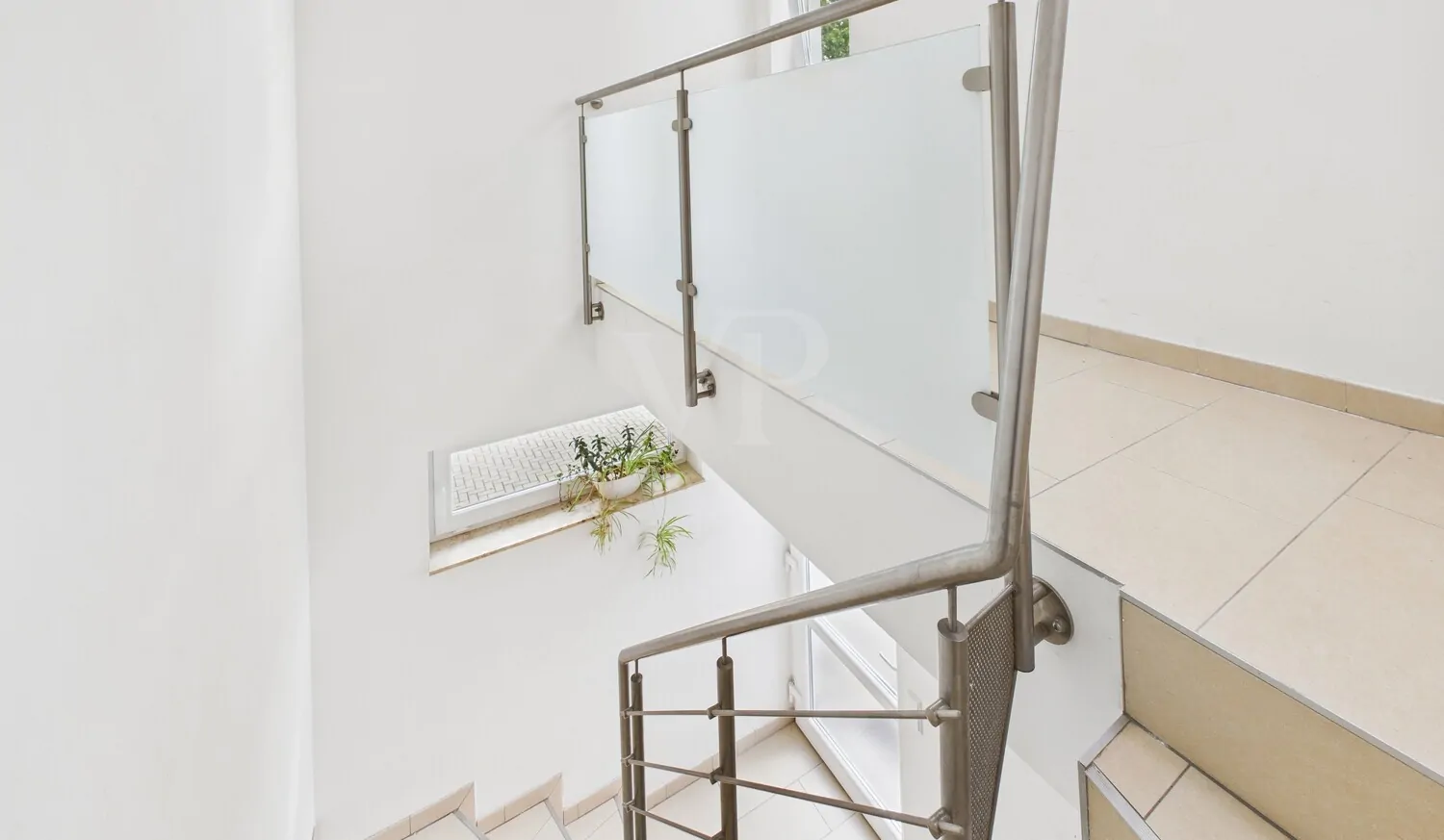 Helles Treppenhaus mit autarkem Zugang