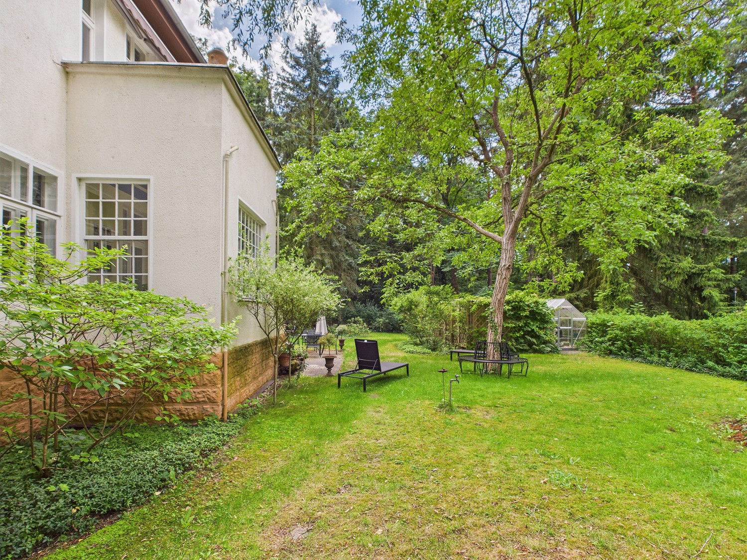 Idyllischer Gartenplatz