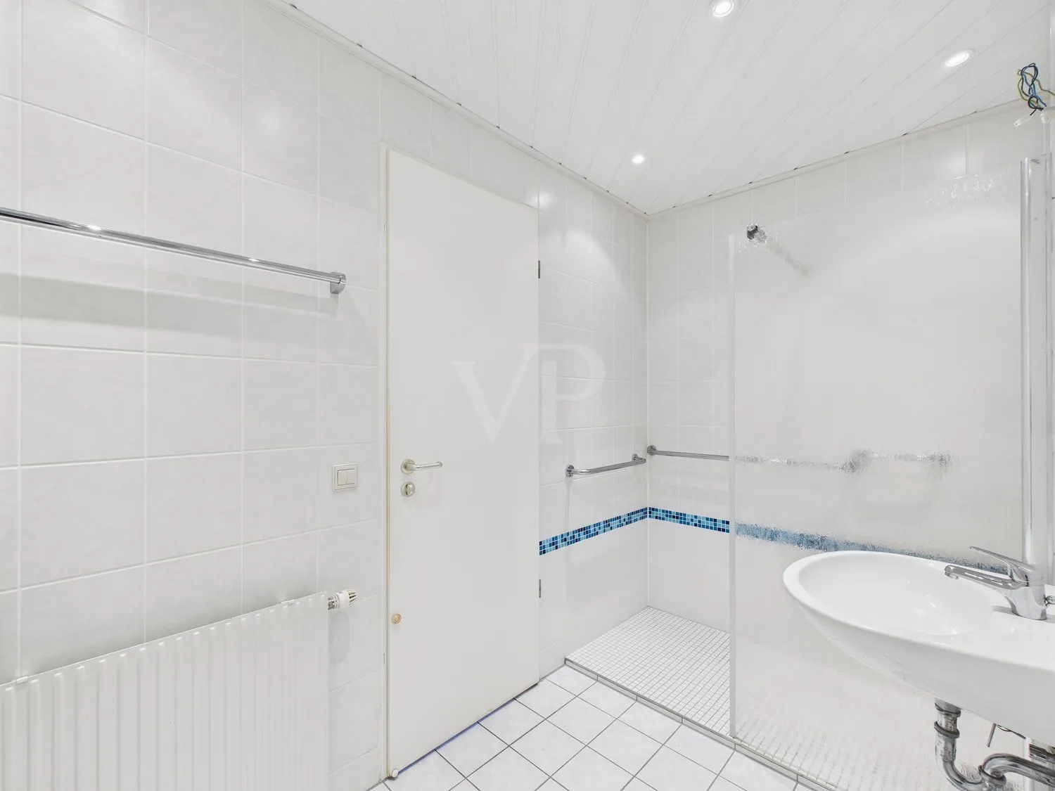 Badezimmer mit WM- Anschluss und ebenerdiger Dusche