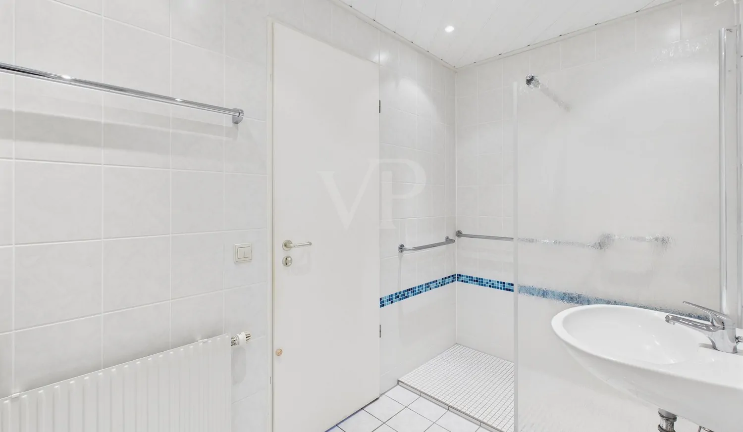 Badezimmer mit WM- Anschluss und ebenerdiger Dusche