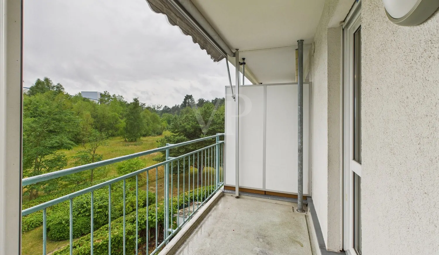 Überdachter und windgeschützter Balkon mit Blick ins Grüne