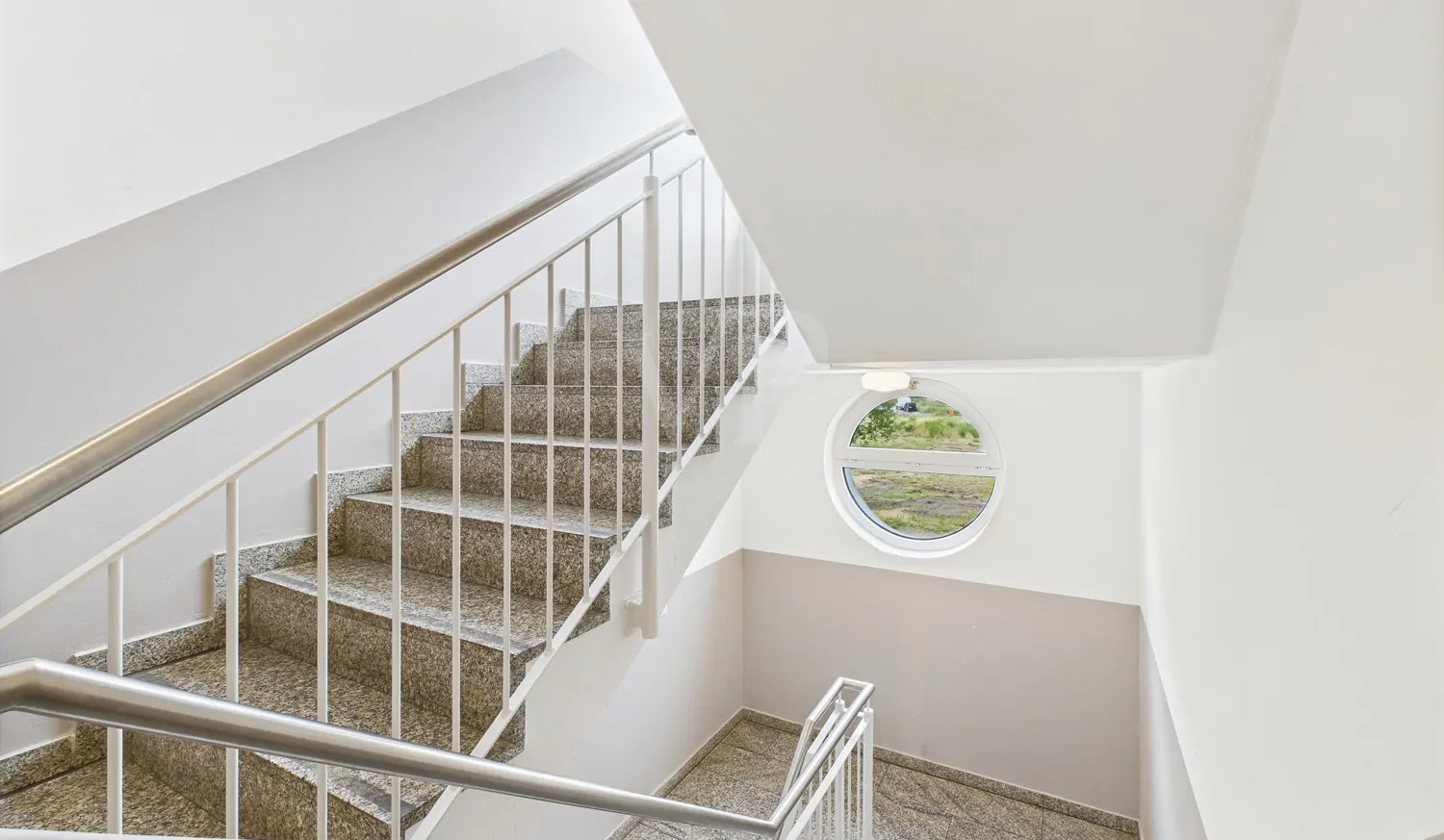 Gepflegtes, helles Treppenhaus