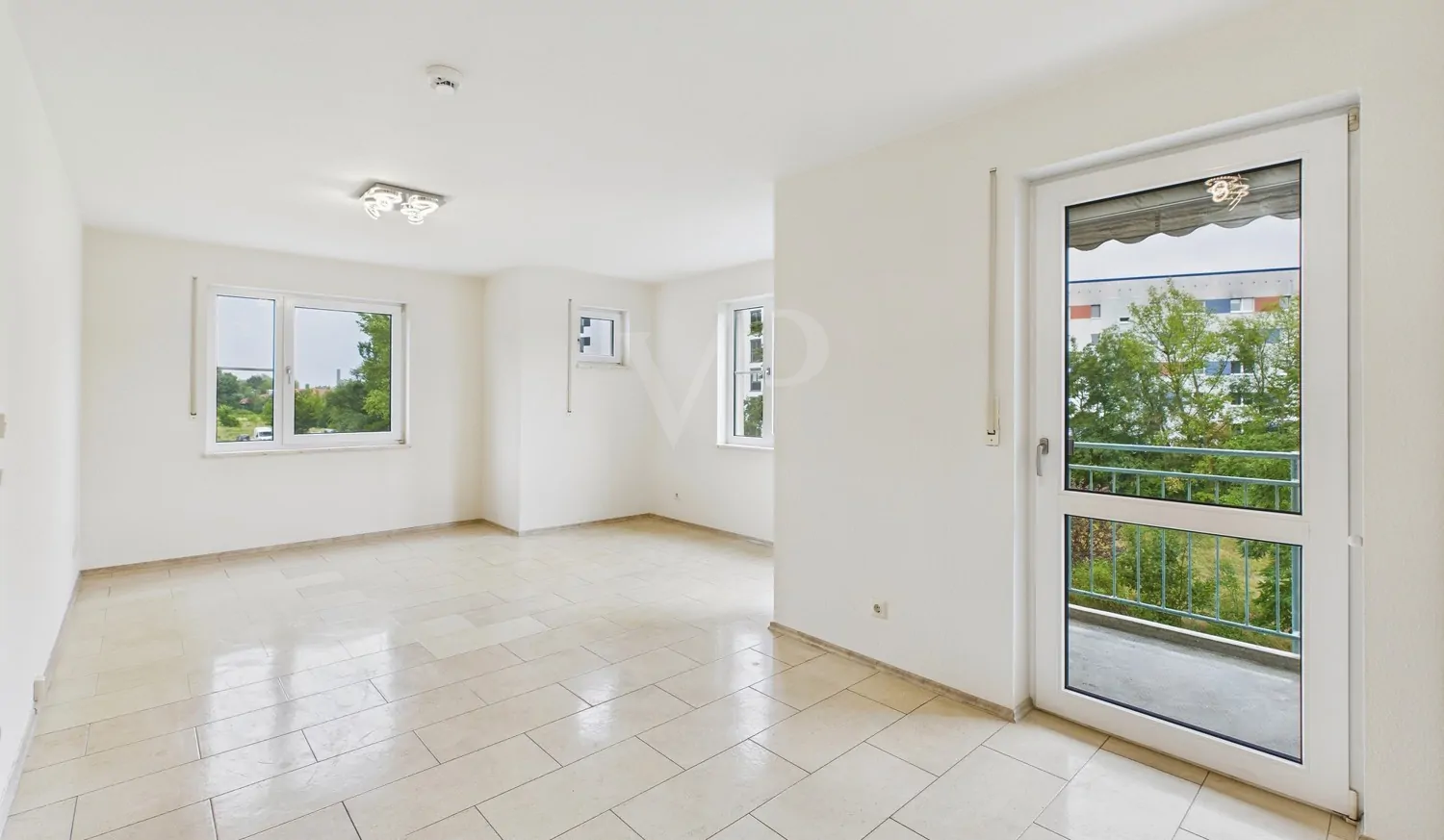 Wohn- und Essbereich mit Blick ins Grüne