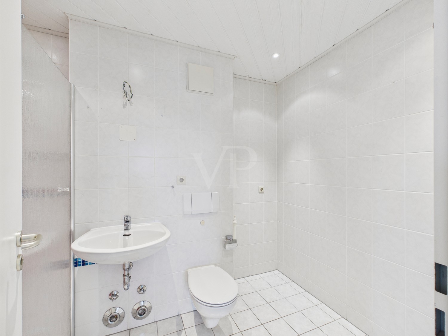 Badezimmer mit WM- Anschluss und ebenerdiger Dusche