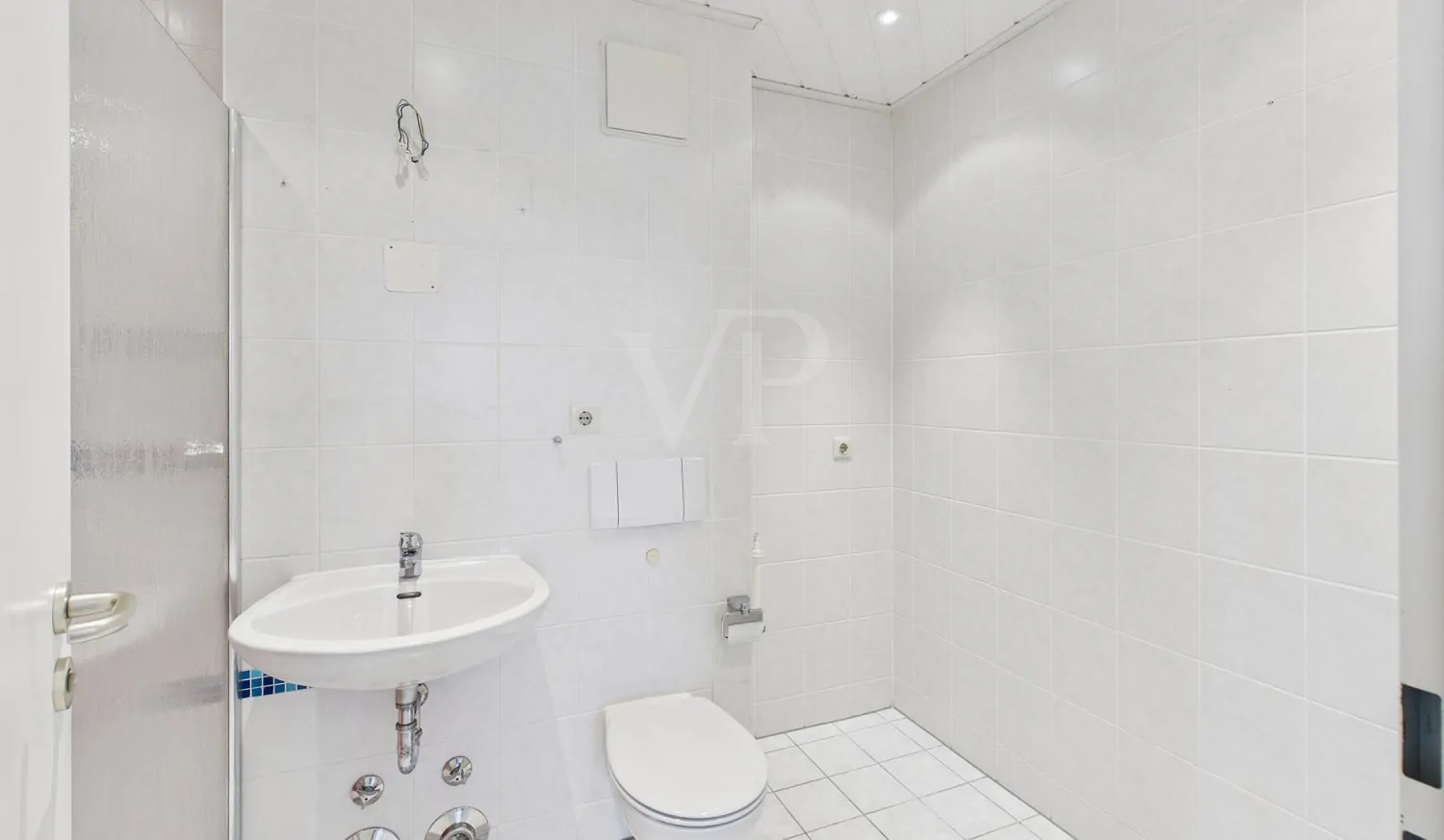 Badezimmer mit WM- Anschluss und ebenerdiger Dusche