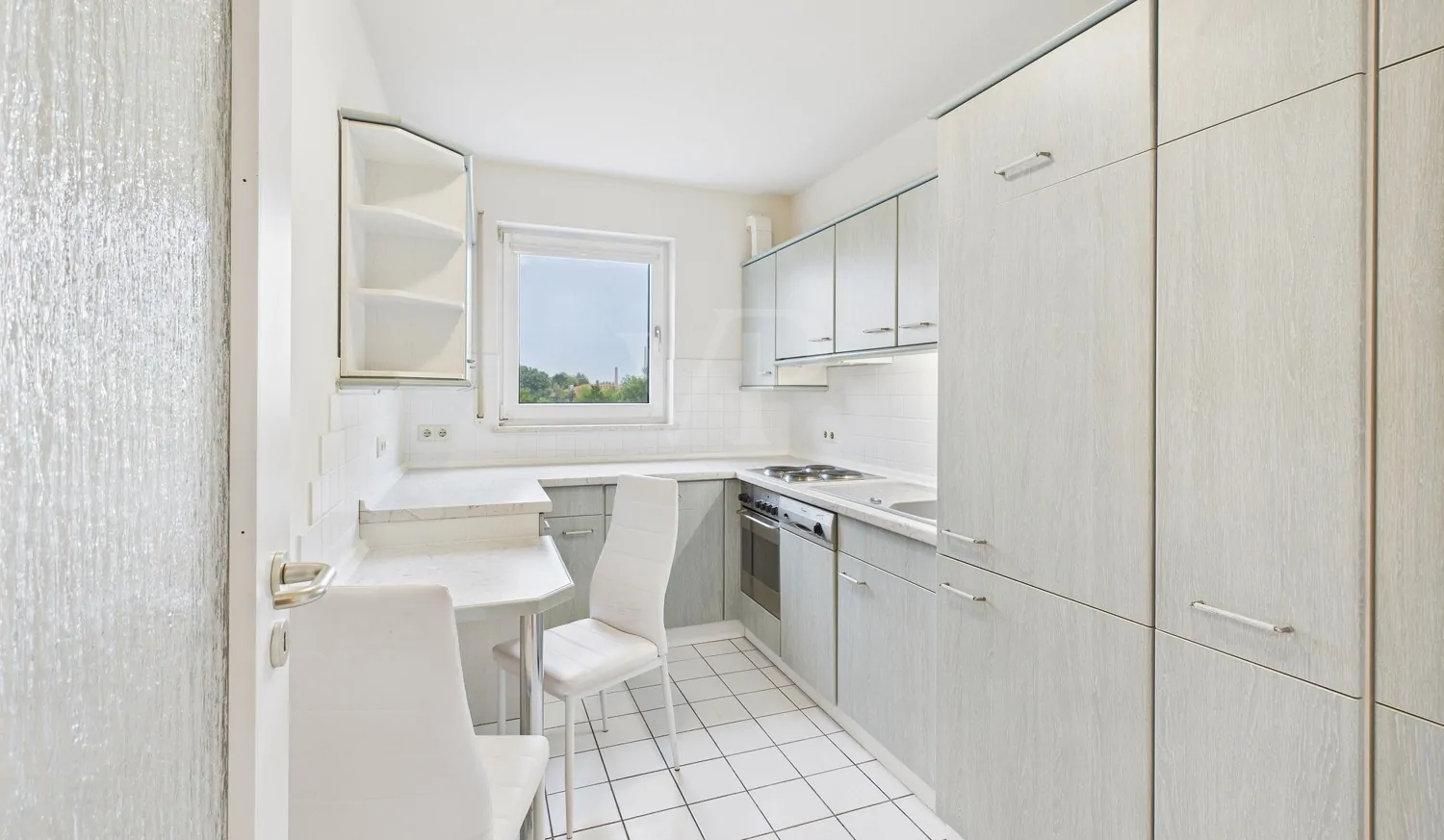 Zeitlose Küche mit allen Geräten