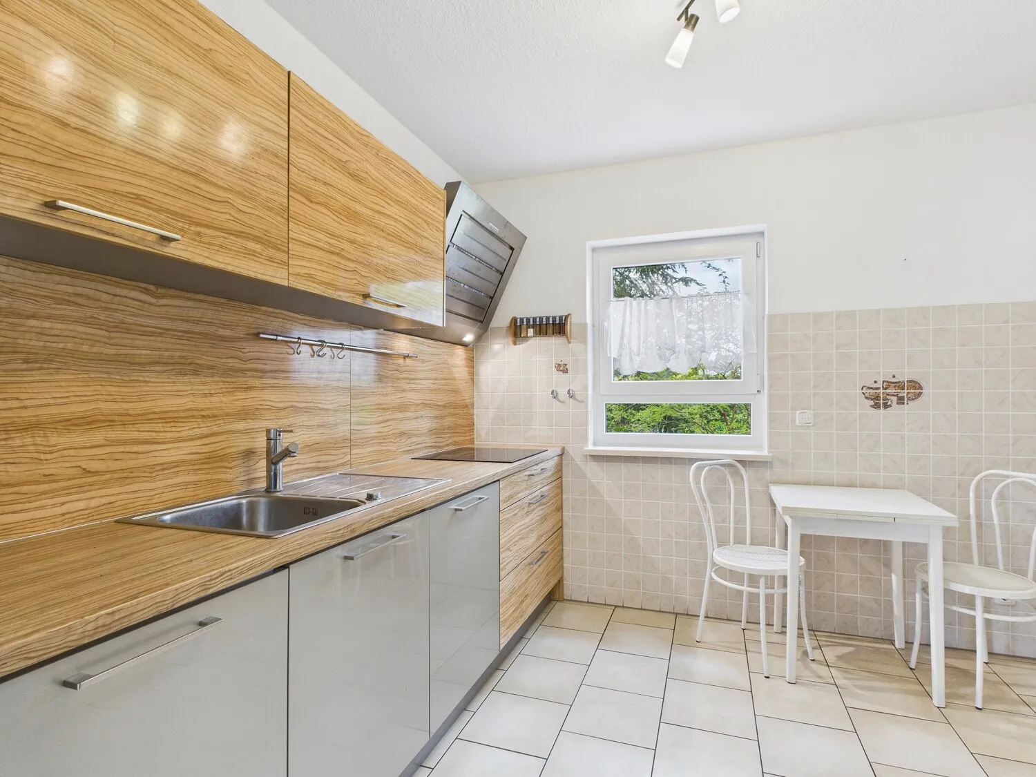 Moderne Einbauküche, originale Ansicht