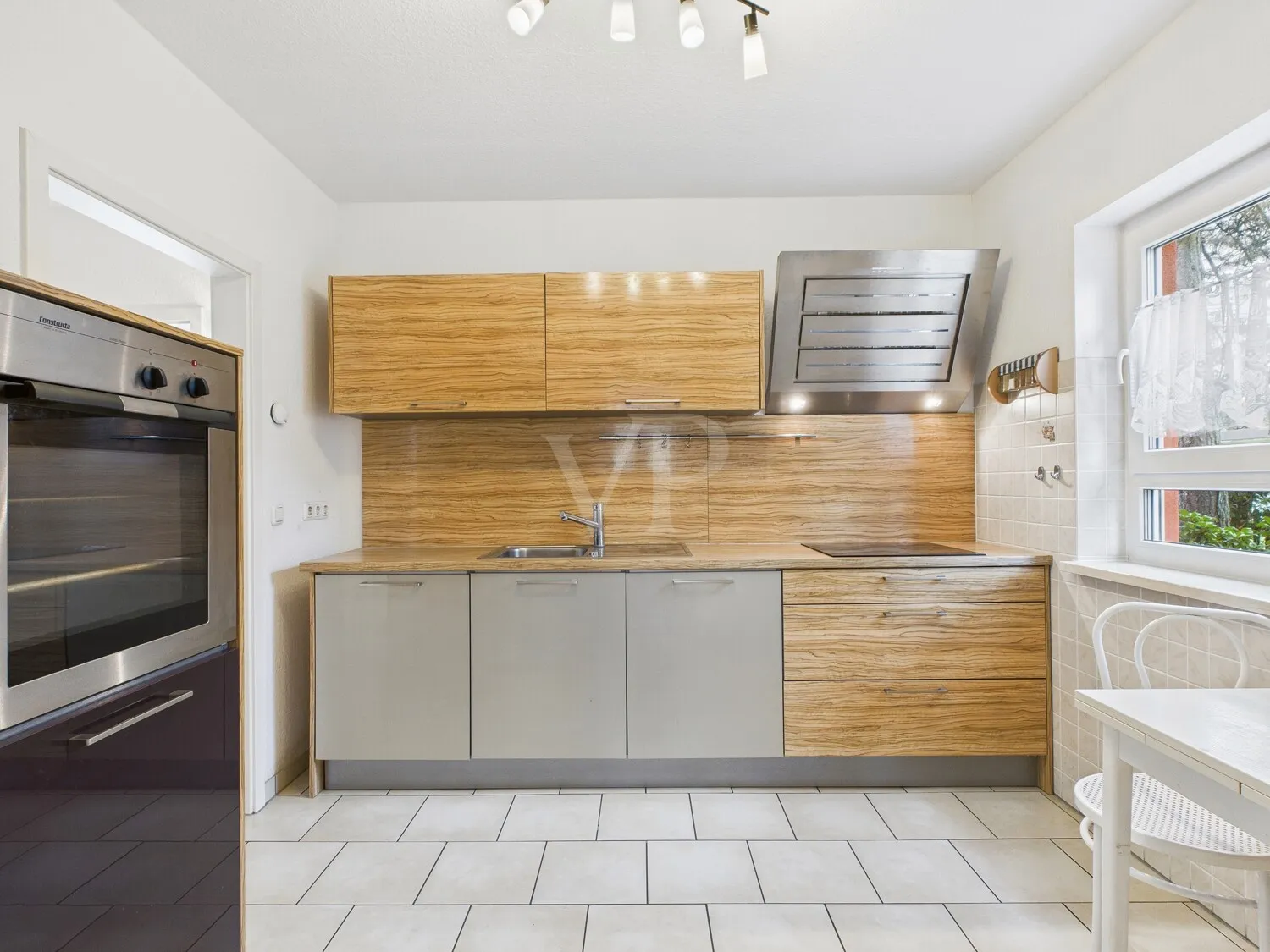 Moderne Einbauchküche, originale Ansicht