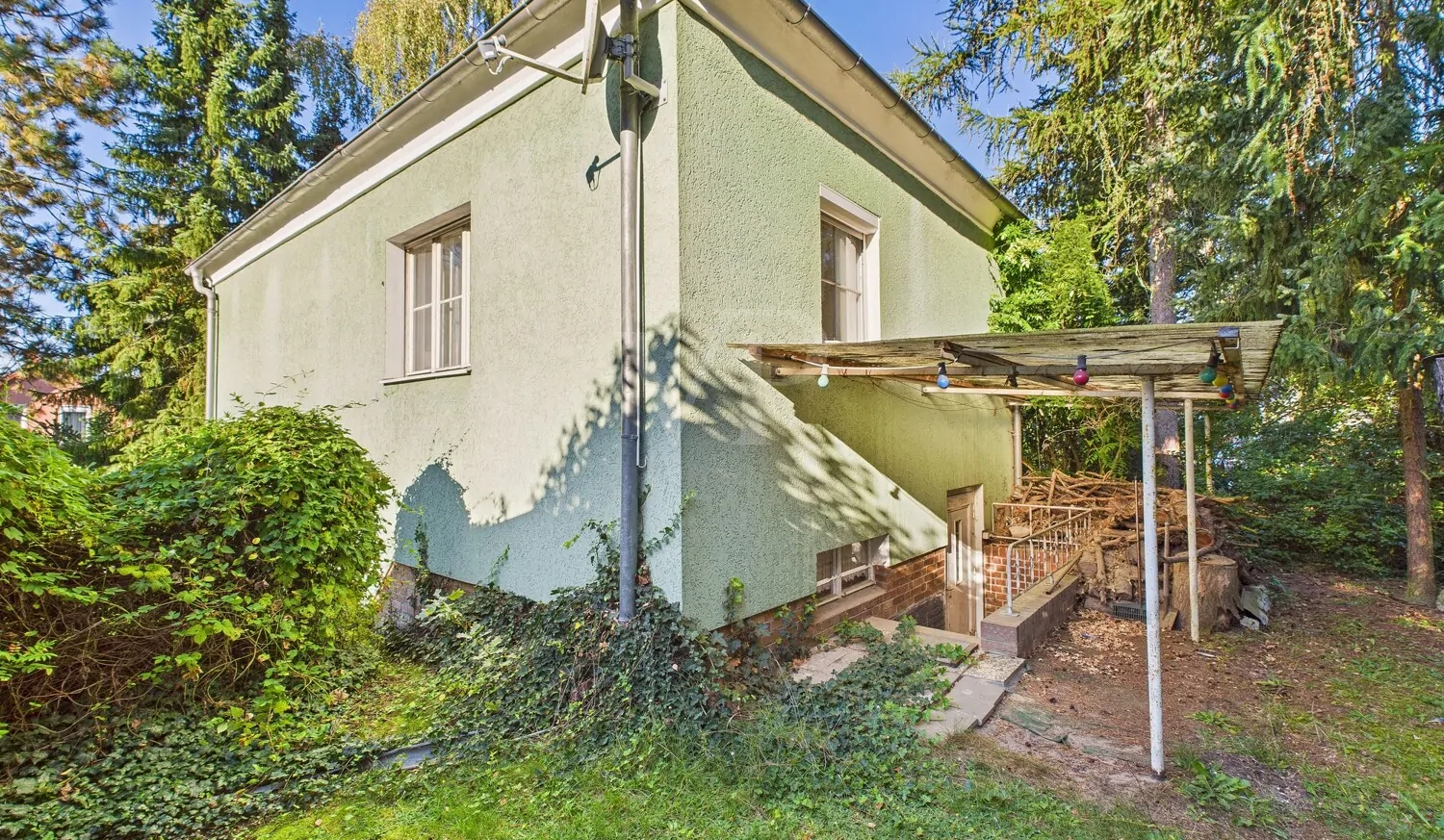 Rückansicht mit Kellereingang