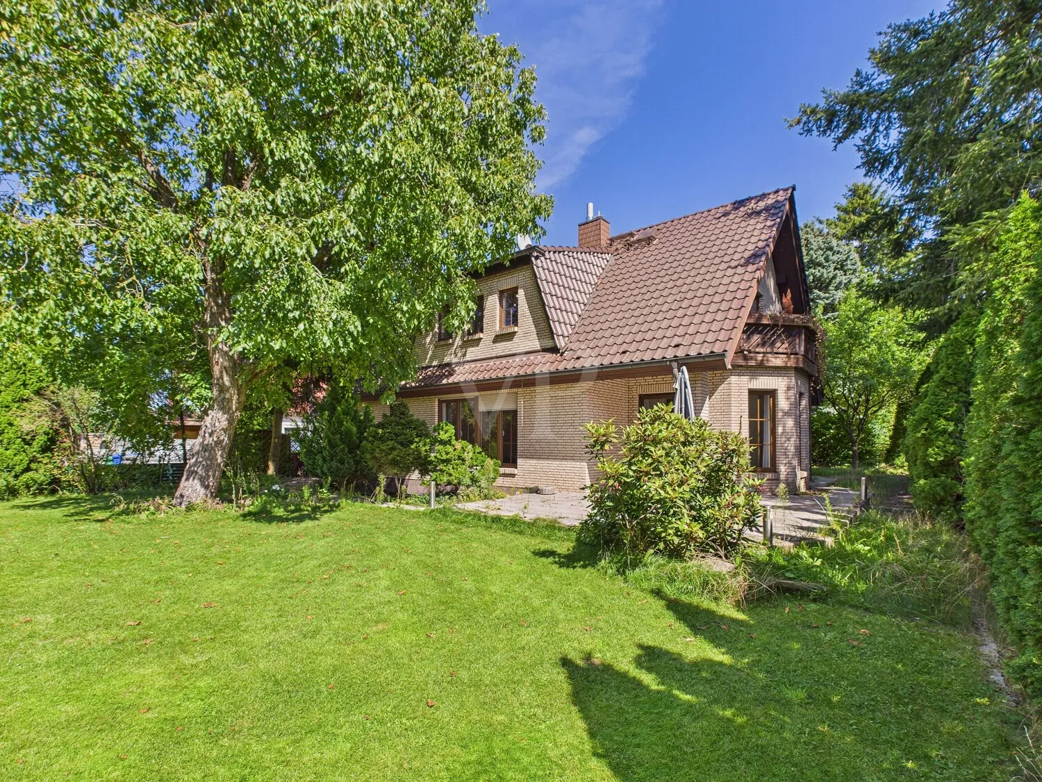 Blick auf das Haus und den Terrassenbereich