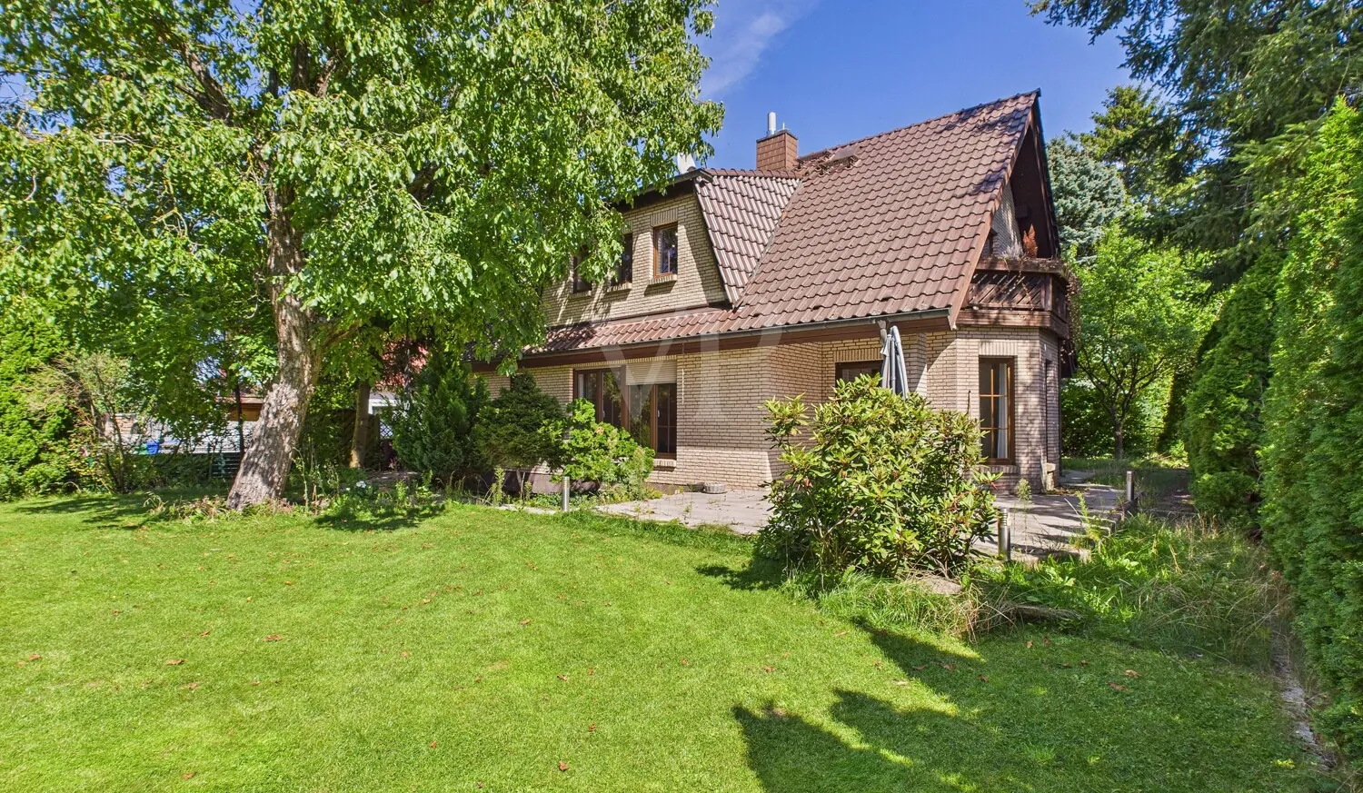 Blick auf das Haus und den Terrassenbereich