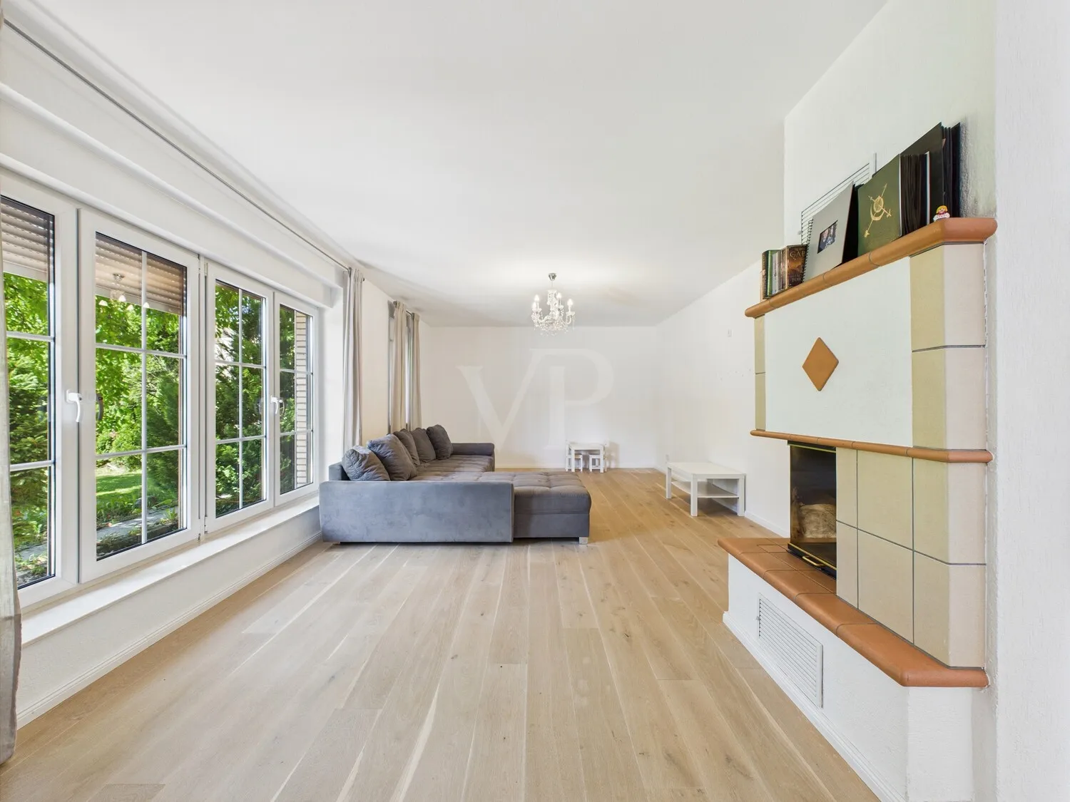 Blick in das Wohnzimmer mit Kamin