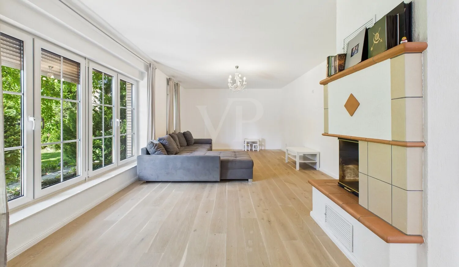 Blick in das Wohnzimmer mit Kamin