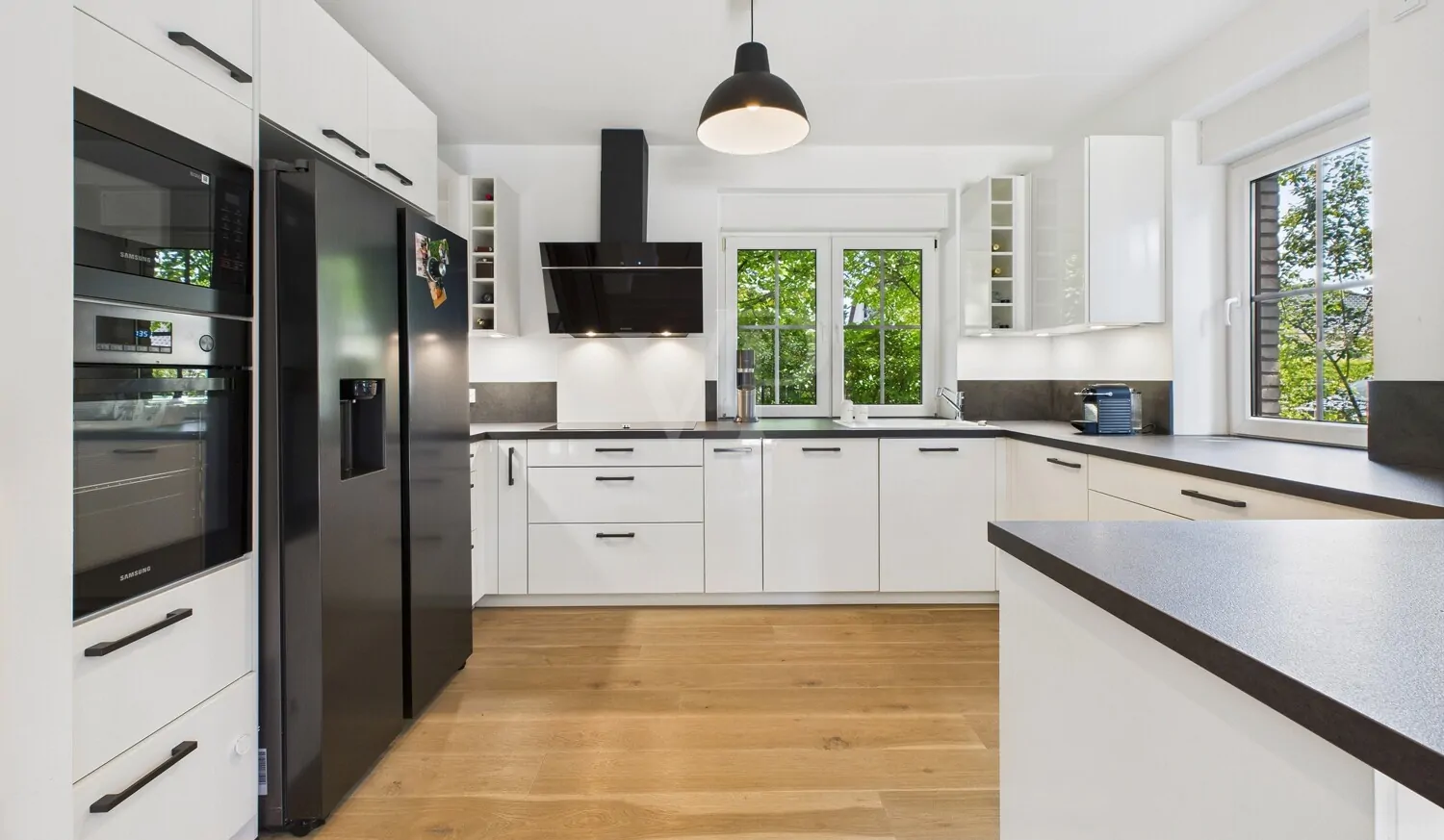 Moderne Einbauküche inkl. aller Einbaugeräte