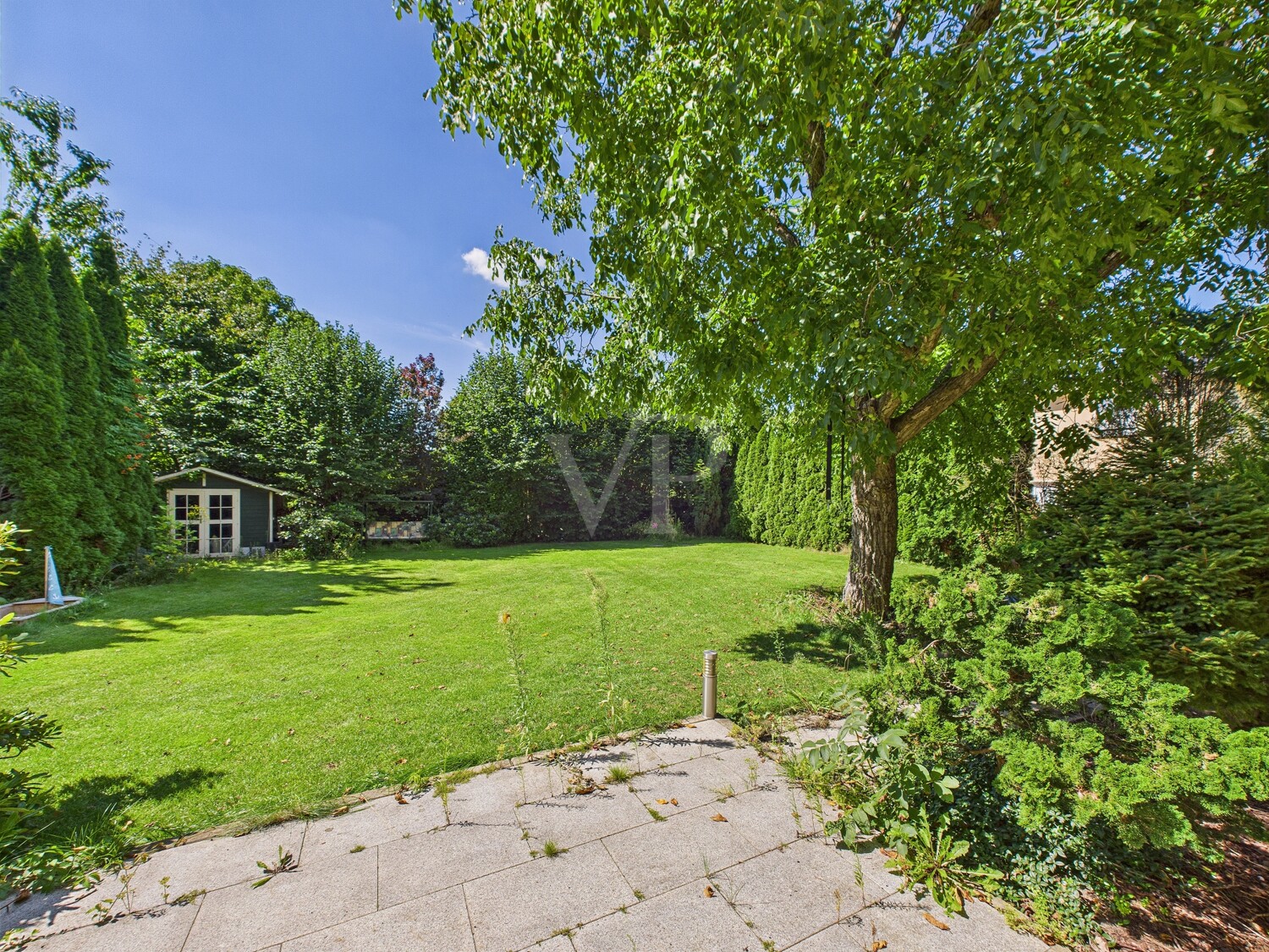 Blick von der Terrasse in den Garten