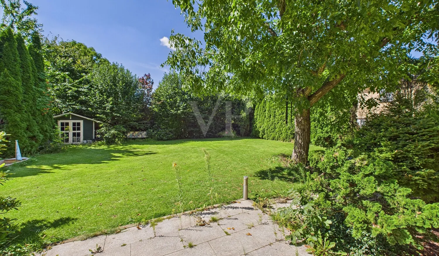 Blick von der Terrasse in den Garten