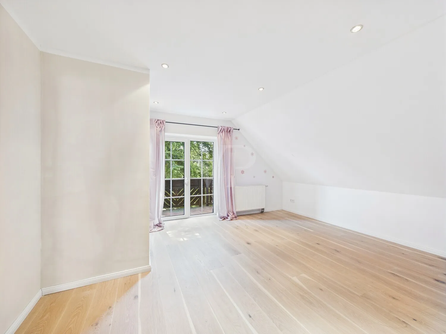 Kinderzimmer mit Balkon im OG