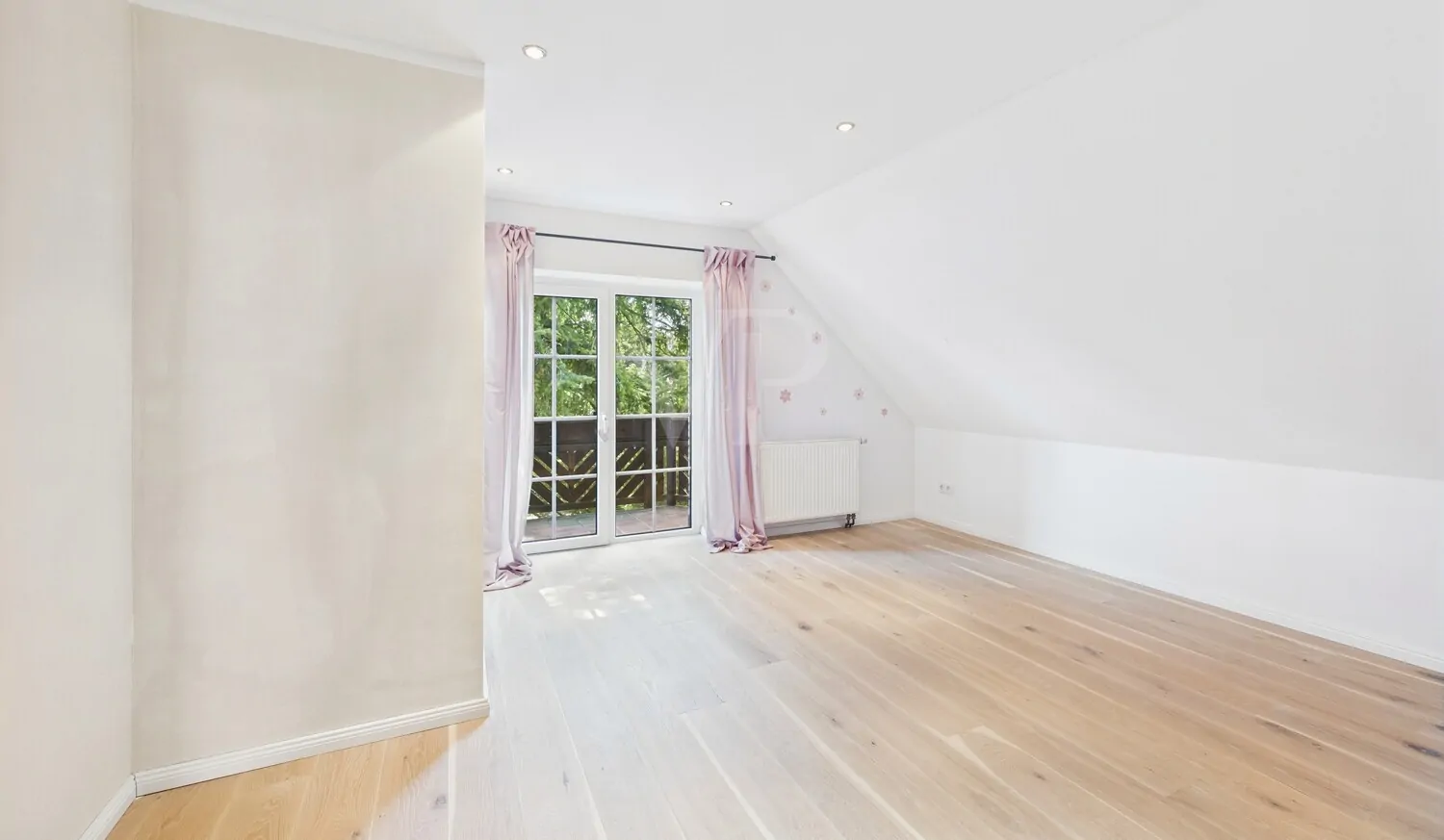 Kinderzimmer mit Balkon im OG