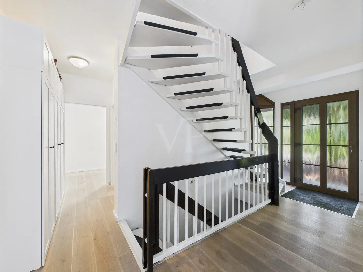 Hauseingangsbereich mit Treppe in das OG und KG