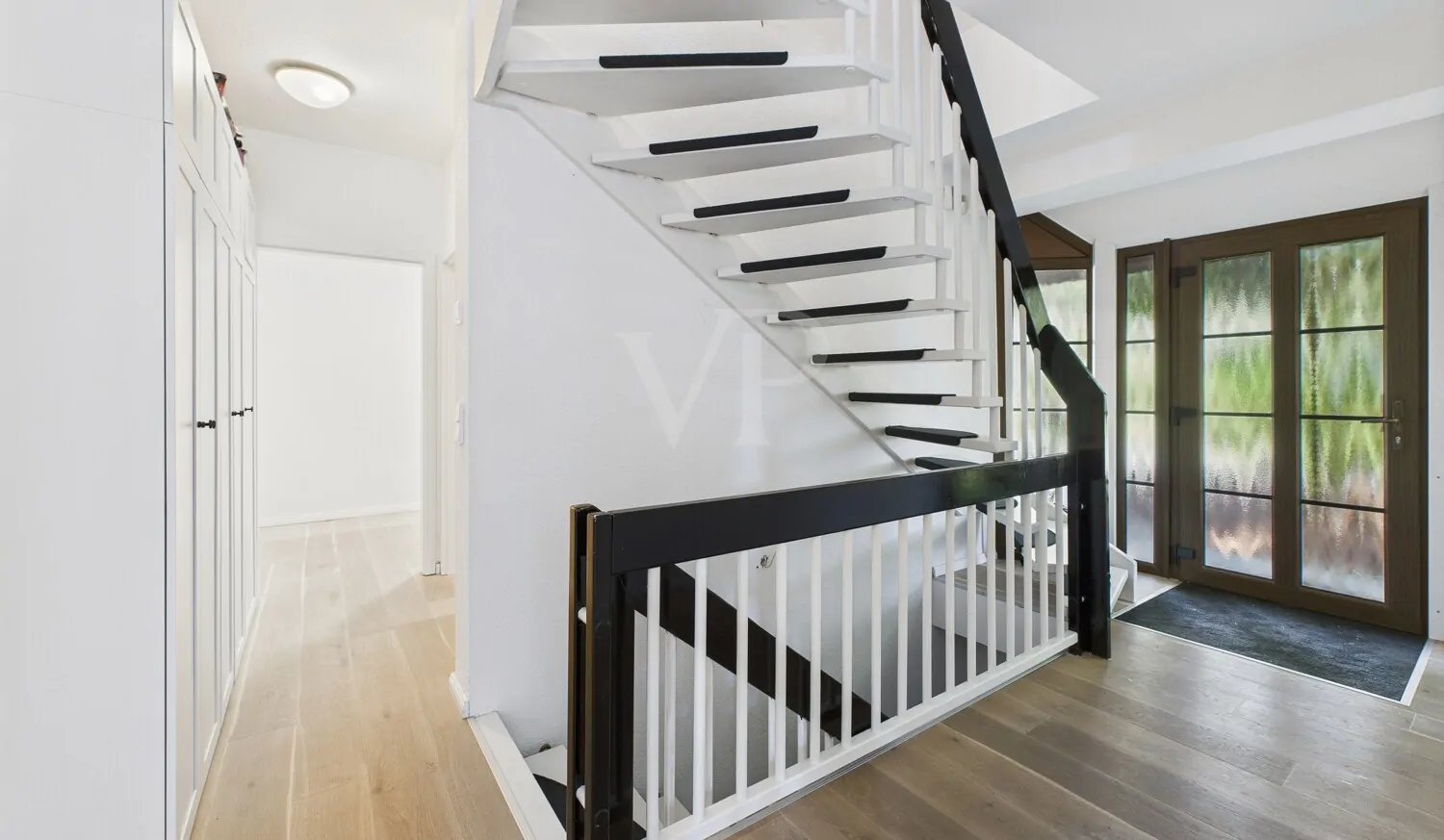 Hauseingangsbereich mit Treppe in das OG und KG