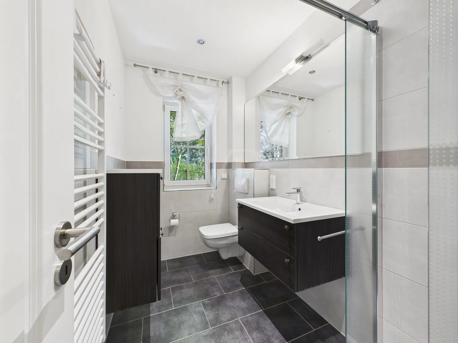 Gäste-WC mit ebenerdiger Dusche im EG