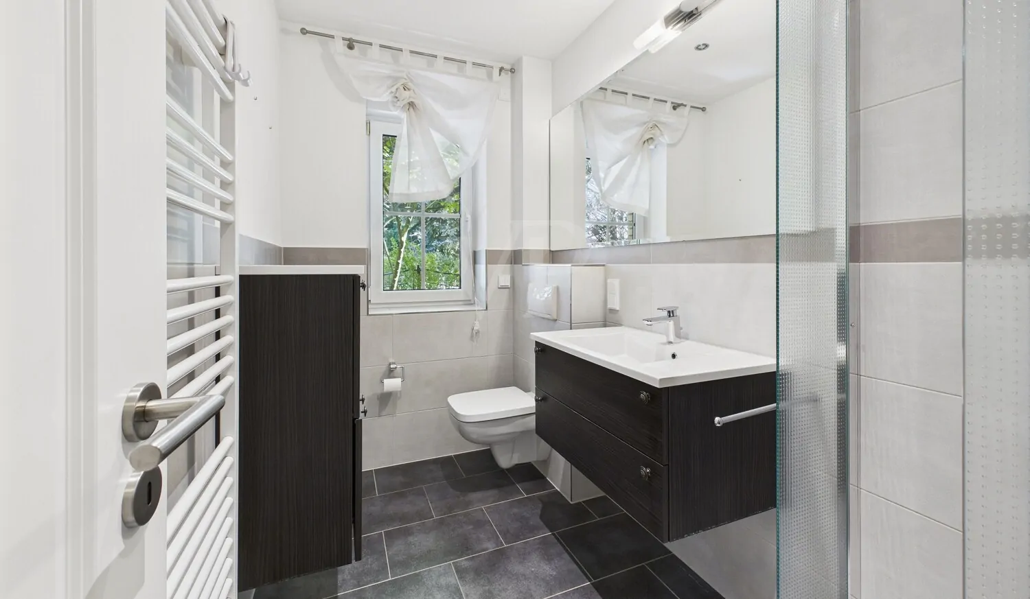 Gäste-WC mit ebenerdiger Dusche im EG