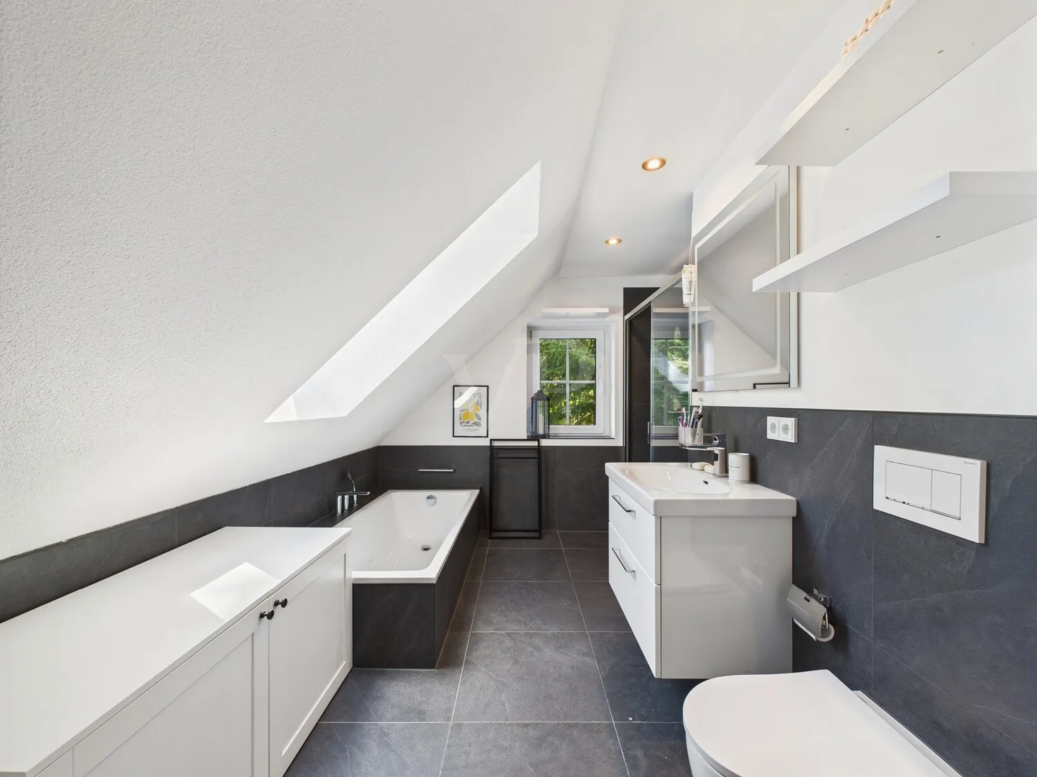 Familienbad mit ebenerdiger Dusche und Badewanne im OG