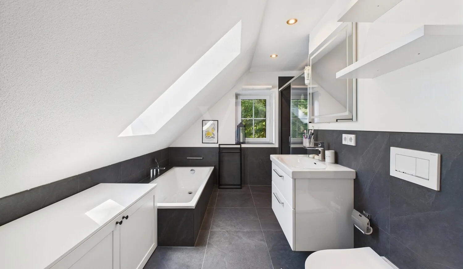 Familienbad mit ebenerdiger Dusche und Badewanne im OG