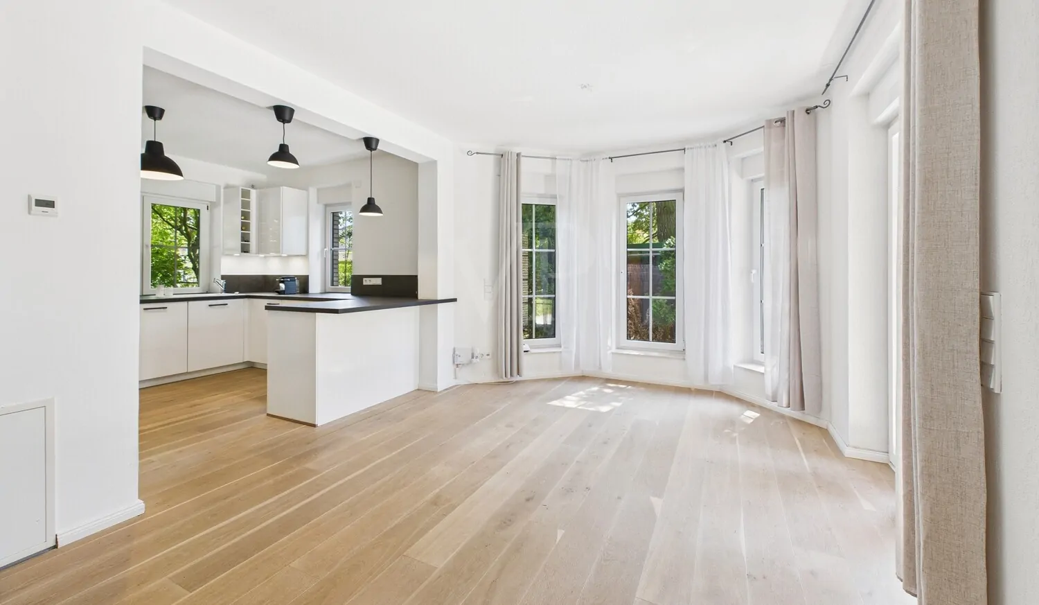 Blick in den Essbereich mit angrenzender Küche