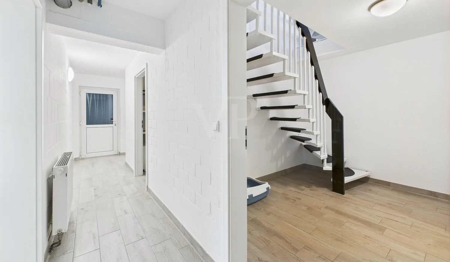 Flur im Keller mitr separatem Zugang von außen