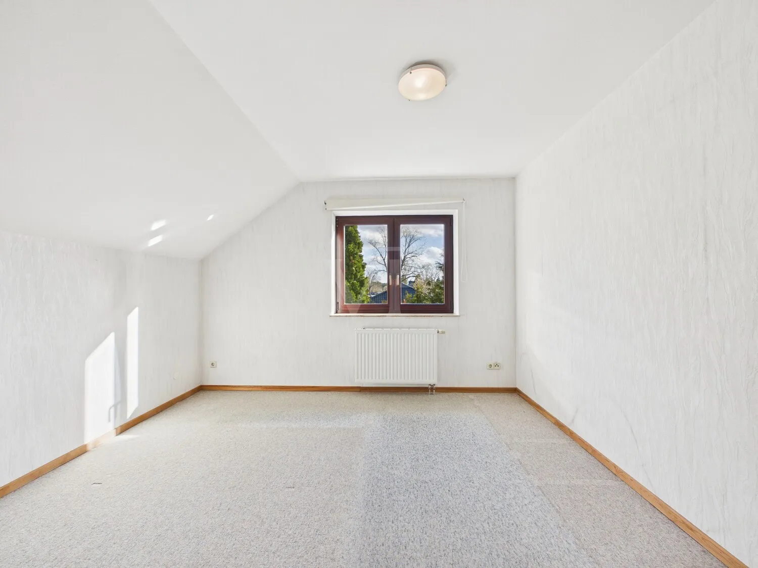 Schlafzimmer mit Ankleide im OG